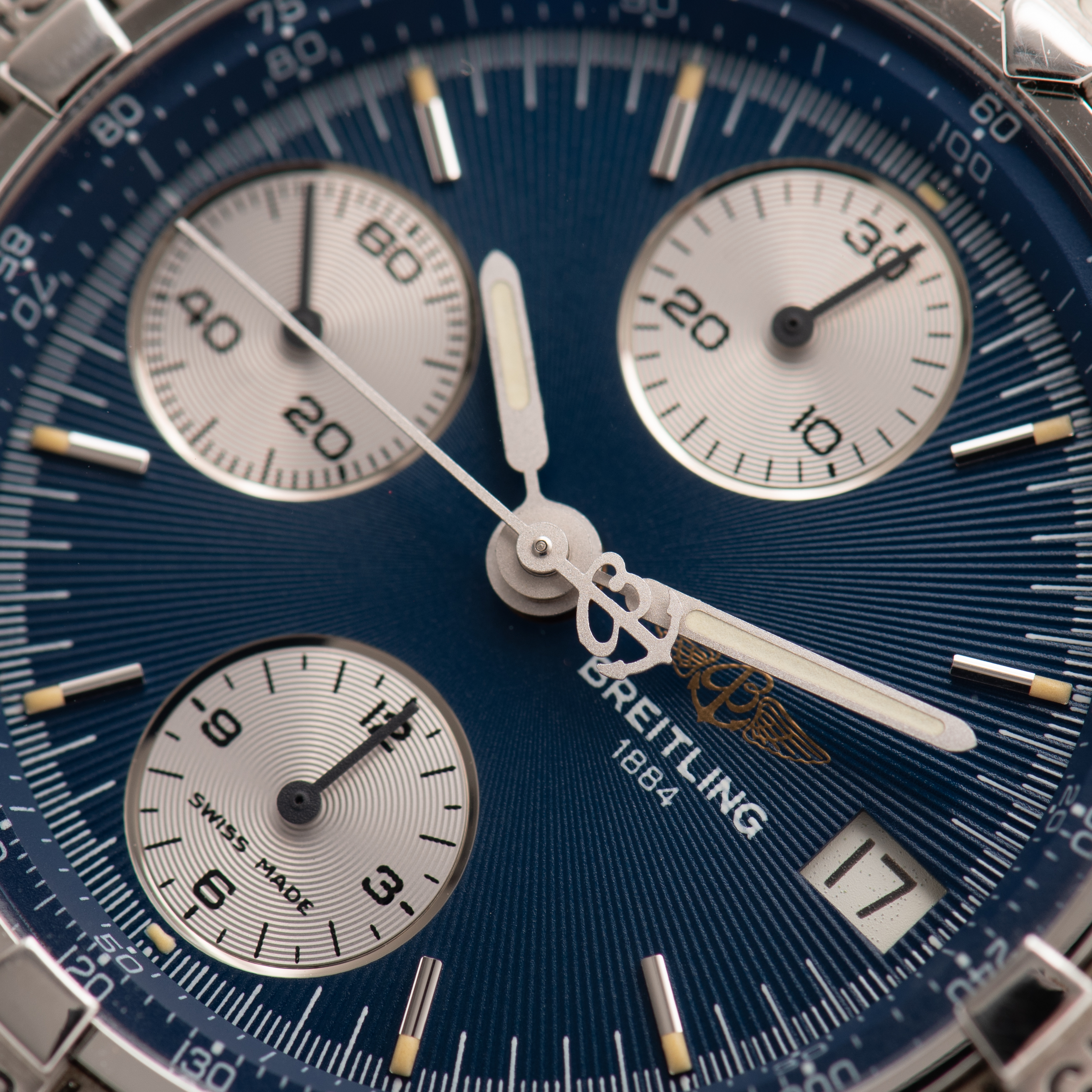 Vue de Breitling Chronomat 1884 Chronograph Blue dial Réf A13047 New Old Stock Full Set