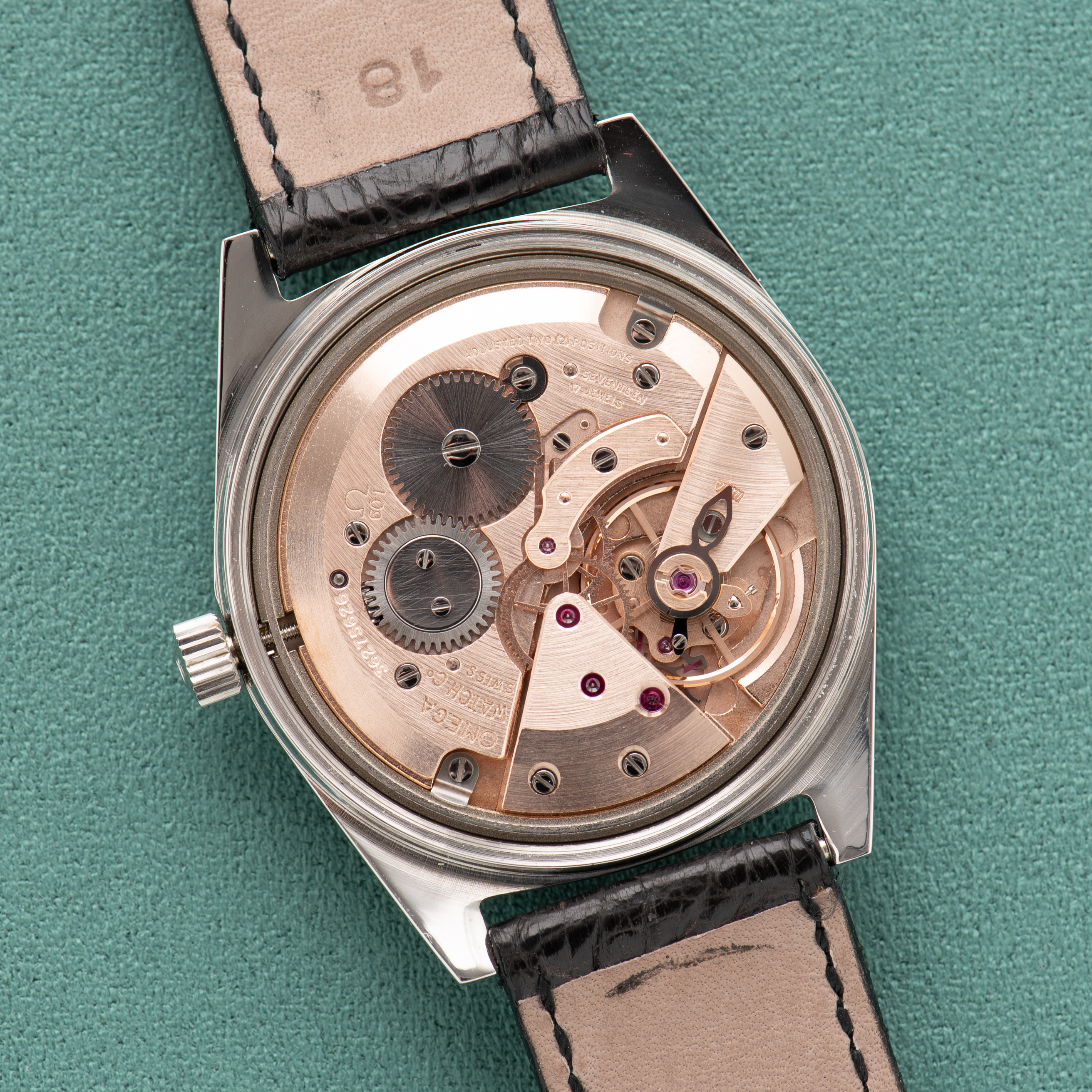 View of Omega Genève Mécanique Réf 135.041 from 1973 New Old Stock with box and sticker