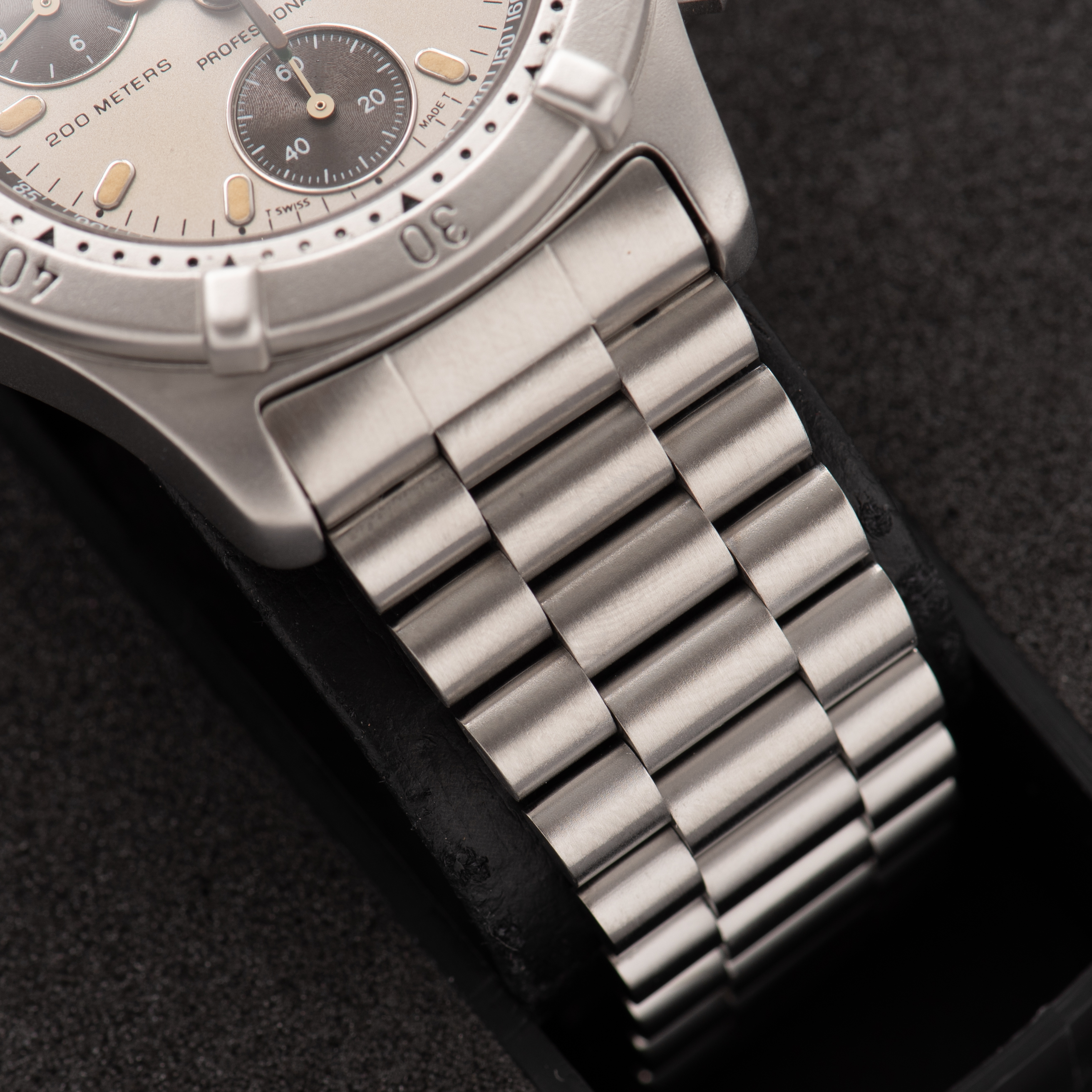 View of TAG Heuer Professional 200 meters Chrono Quartz Ref 560.260M Full Set from 1993