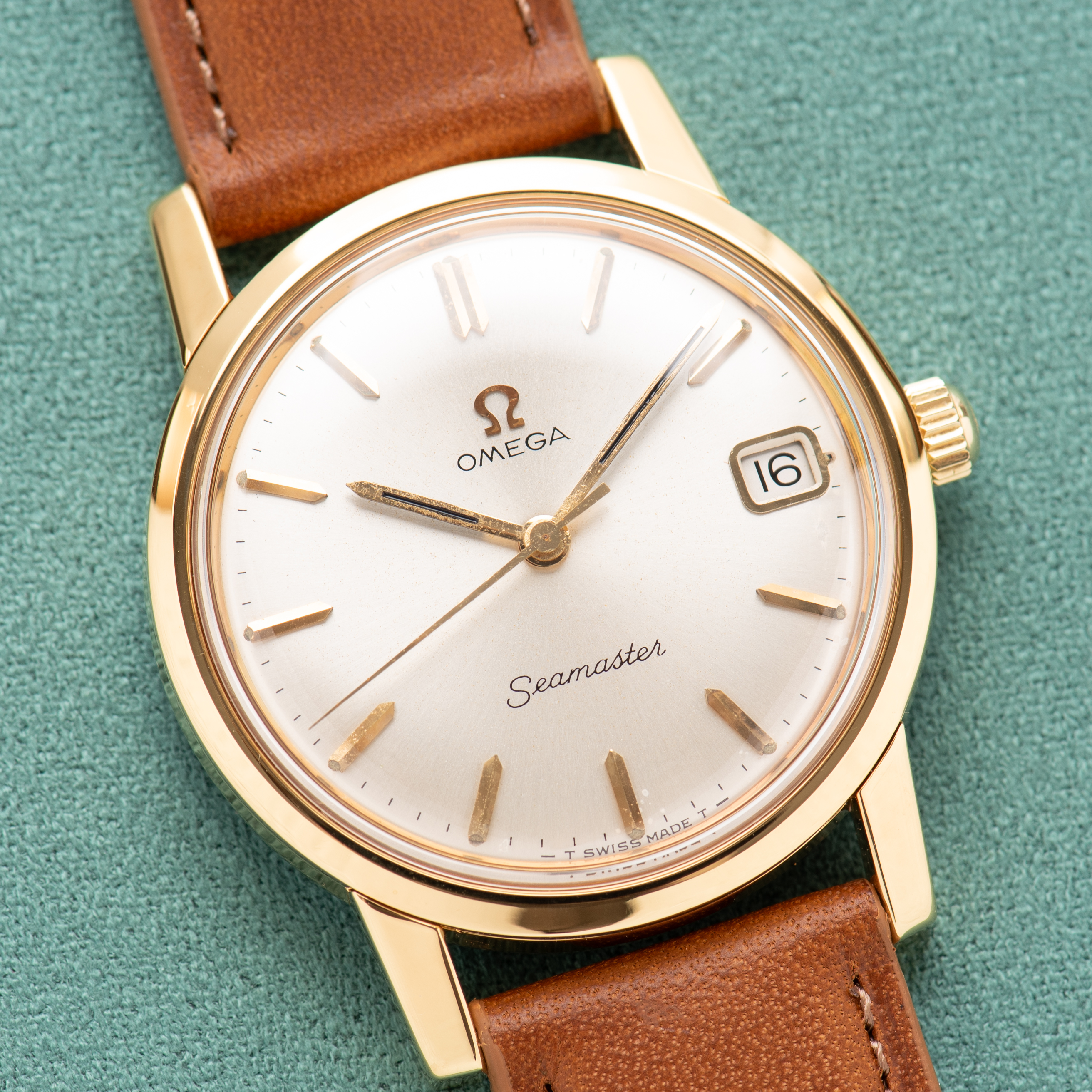 Zicht op Omega Seamaster Date GoldPlated from 1964 Ref 136.005