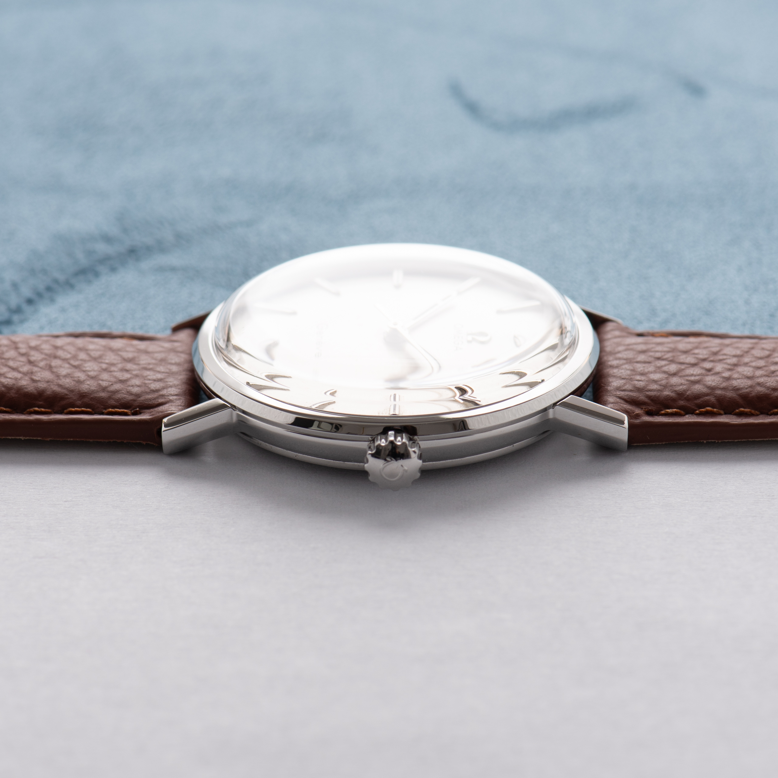Zicht op Omega Dress Watch Centre Seconds Silver Dial ref 131.019 uit 1969