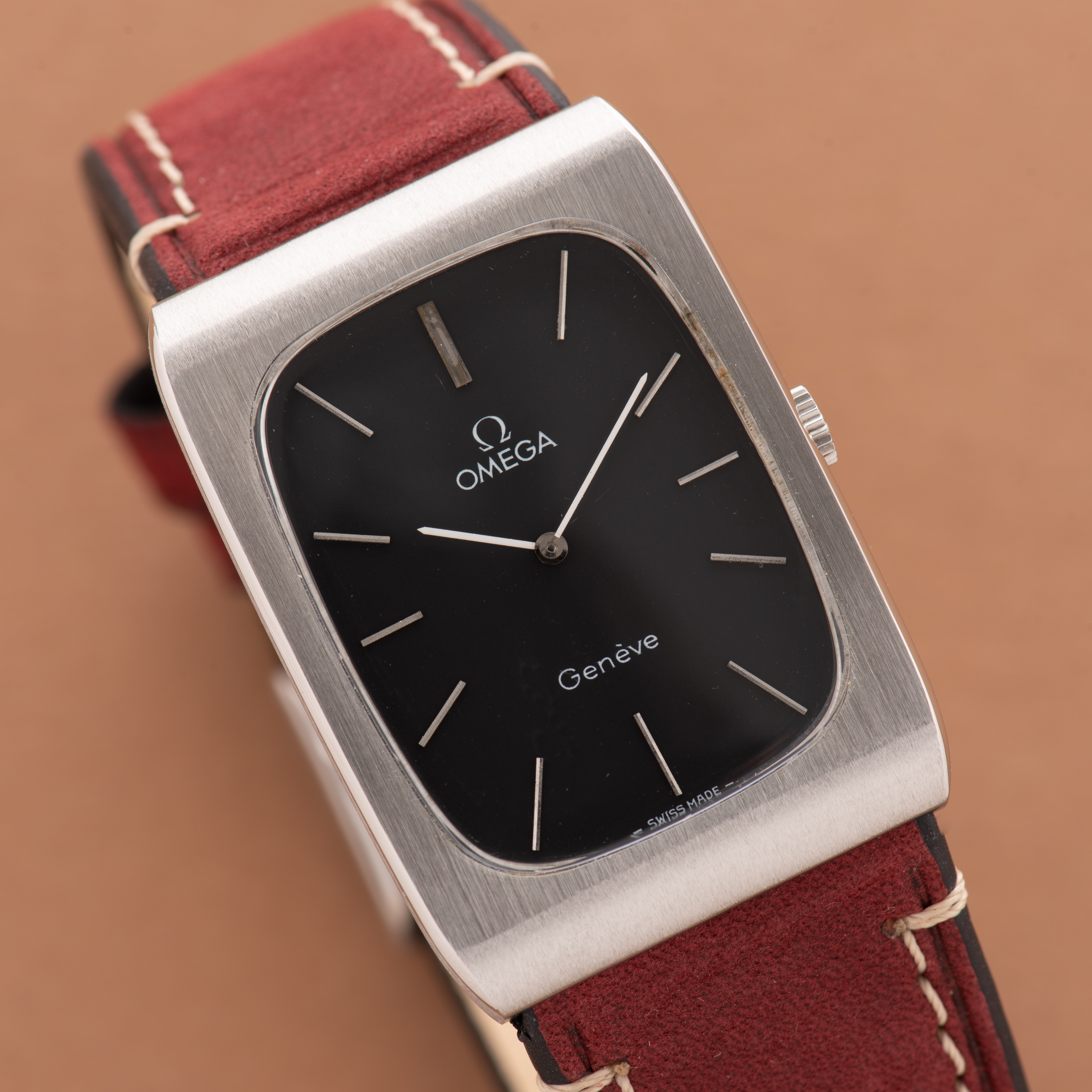 Vue de Omega Genève Oversize Tank Rectangulaire Cadran noir matt Réf 111.0116