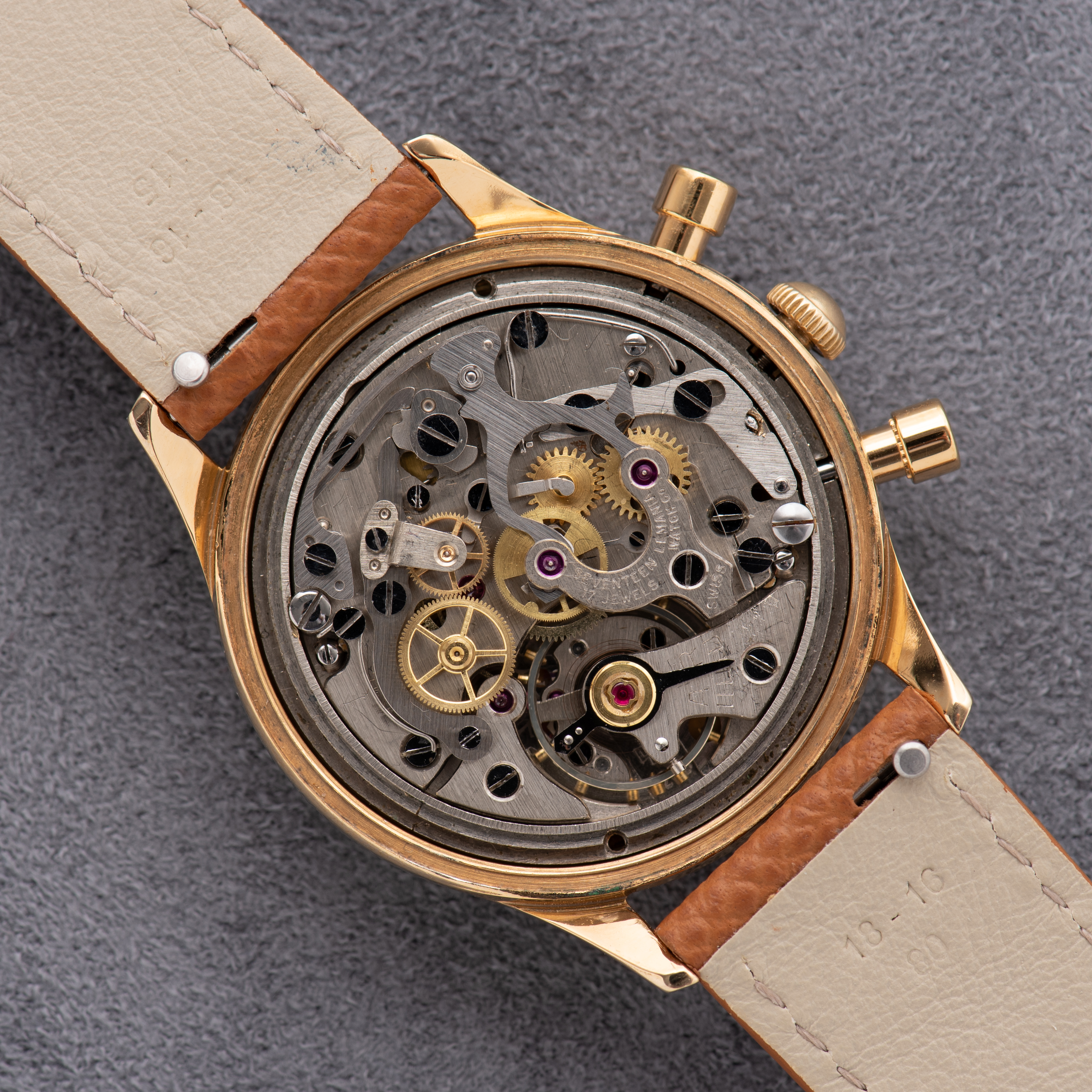 Zicht op Lemania 105 Antishock Antimagnetische Chronograaf Lemania 1275 uit 1960"