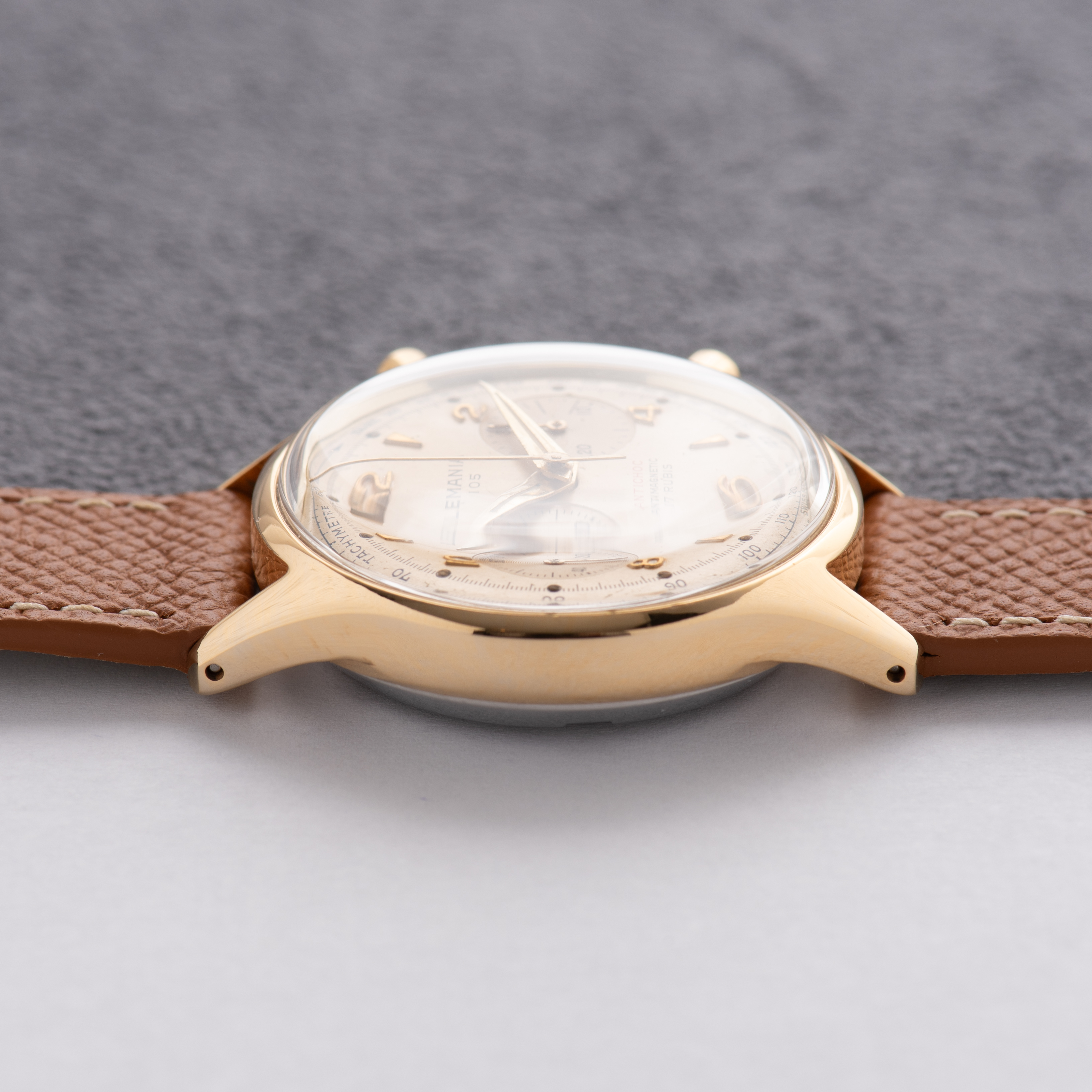 Zicht op Lemania 105 Antishock Antimagnetische Chronograaf Lemania 1275 uit 1960"