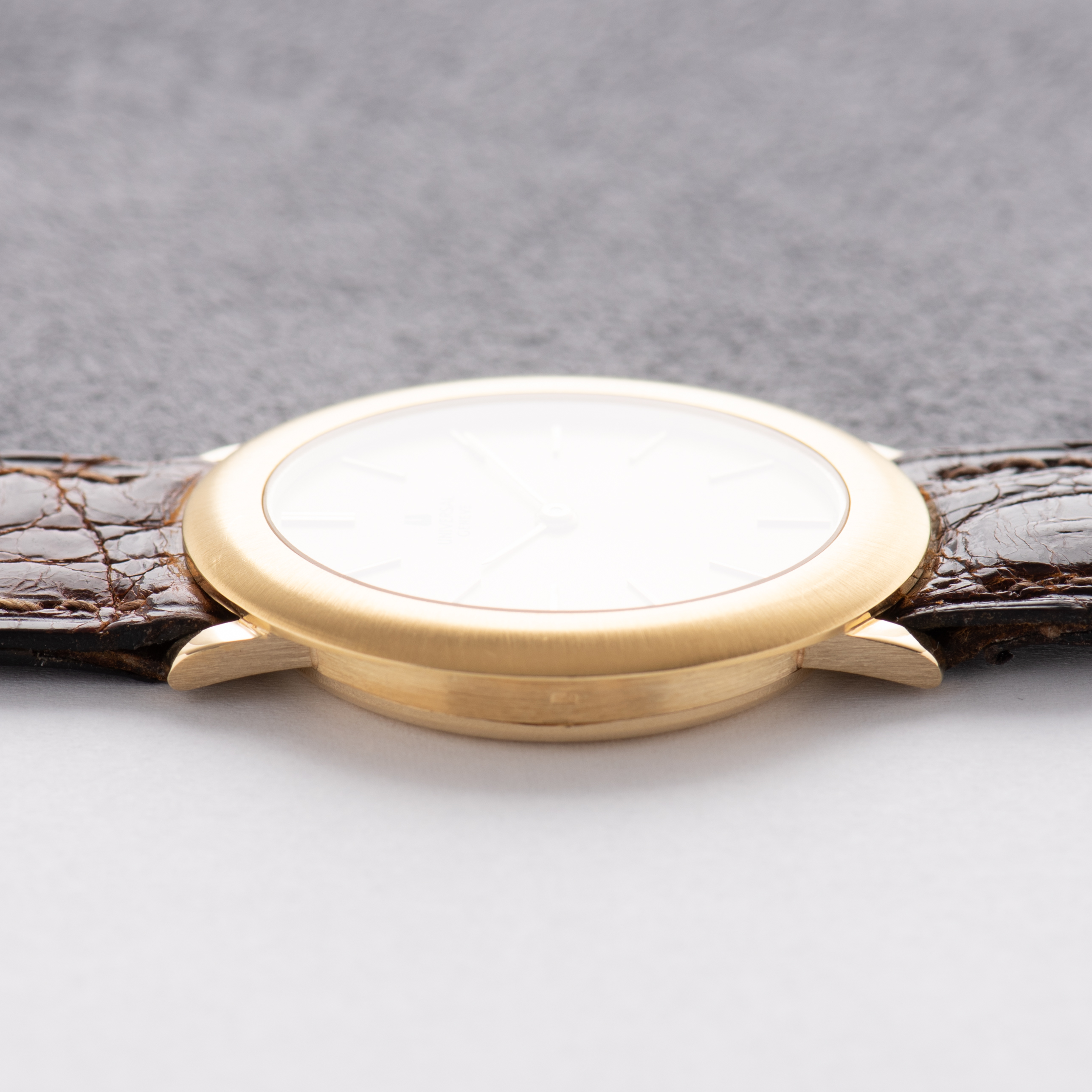 View of Universal Genève Ellipse Micro-Rotor cal 2-66 Gold 18K New Old Stock