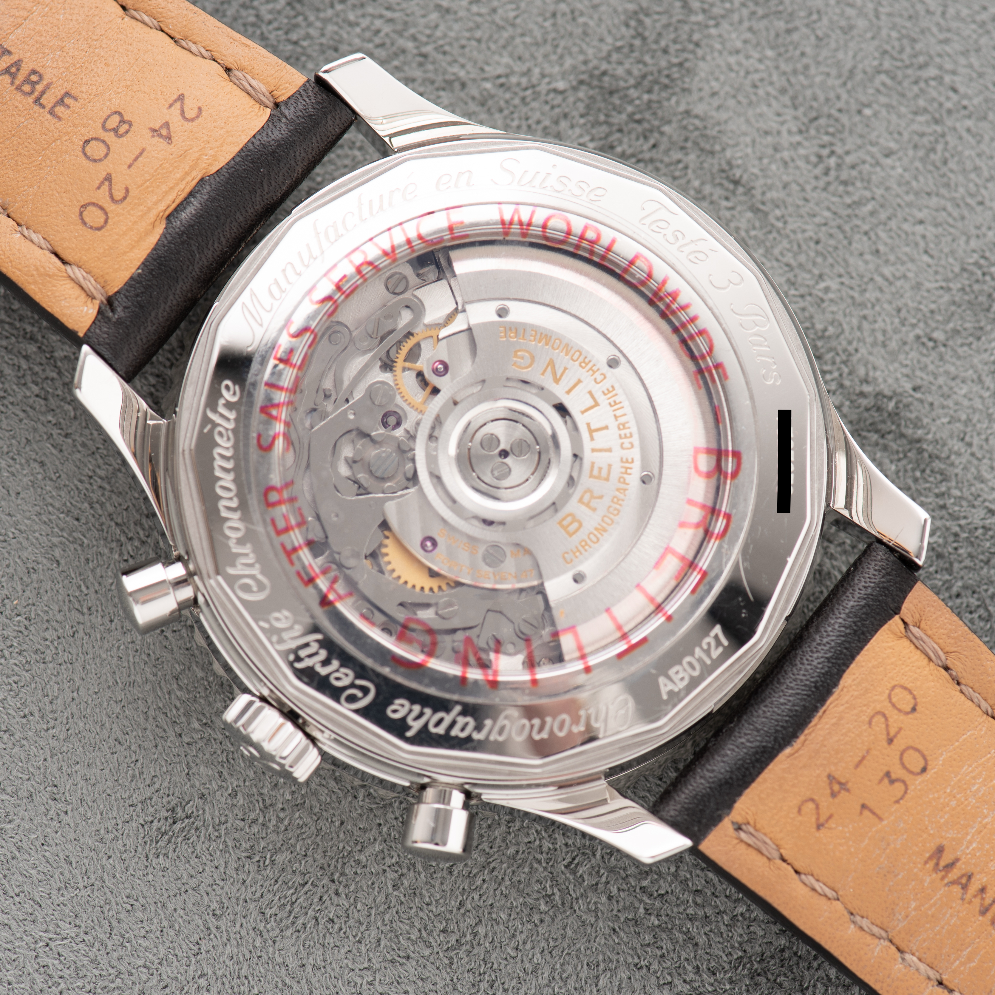 Vue de Breitling Chronometer Navitimer 1 B01 Chronograph réf AB0127211B1X2 Full set