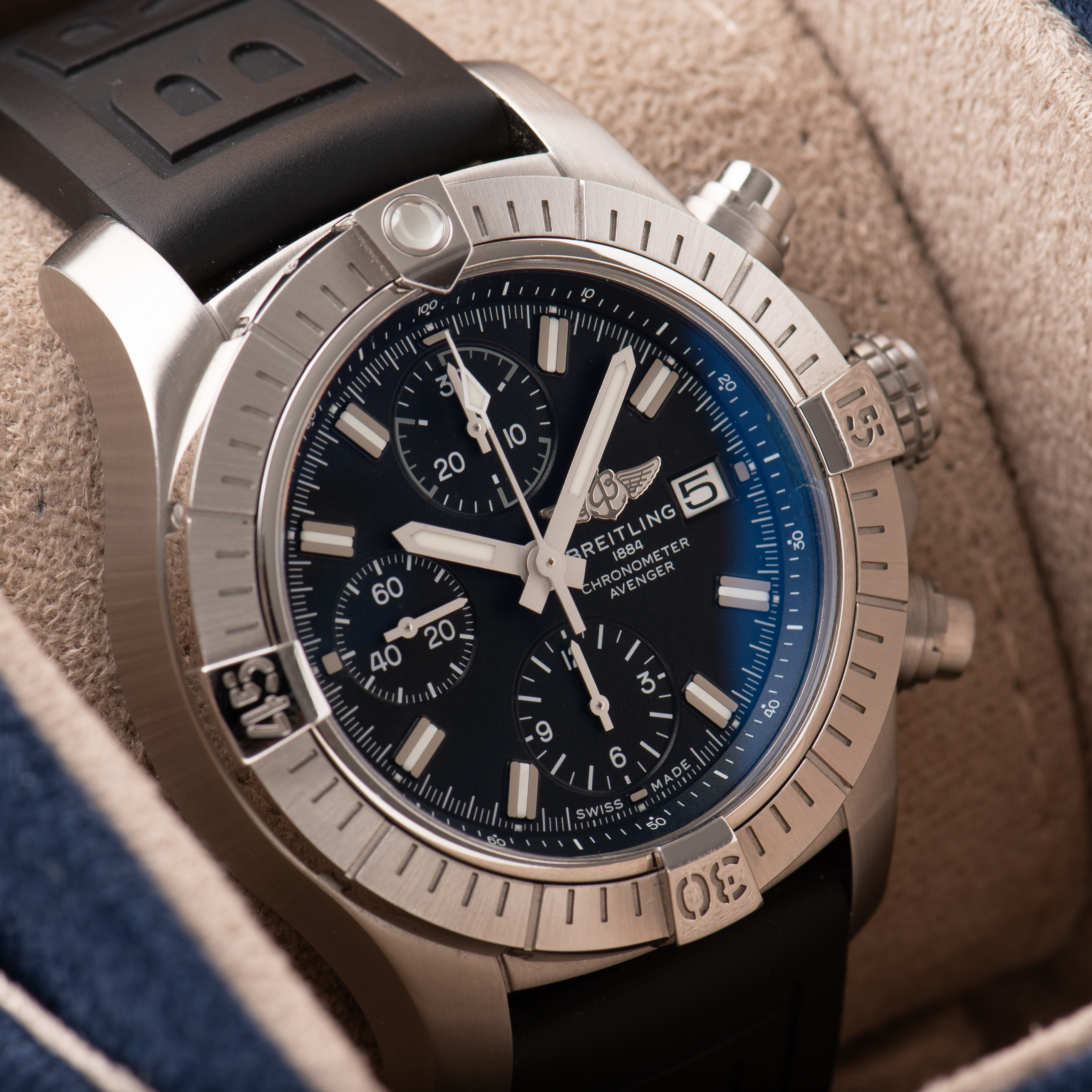 Zicht op Breitling Avenger Chronograph 43mm ref A13385 Volledige Set van 2024
