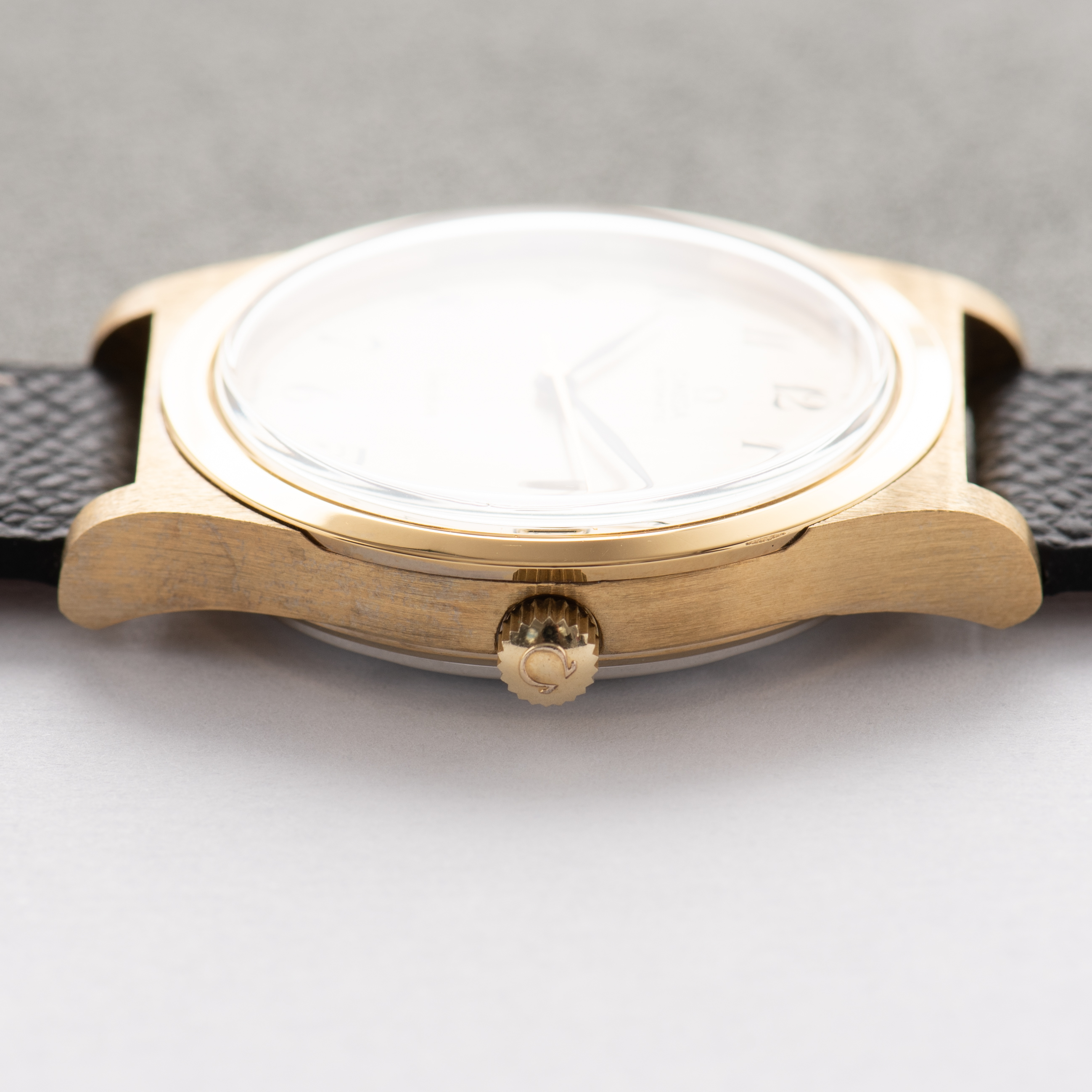 Zicht op Omega Geneva Automatic Date Breguet Dial Ref 166.068 uit 1973