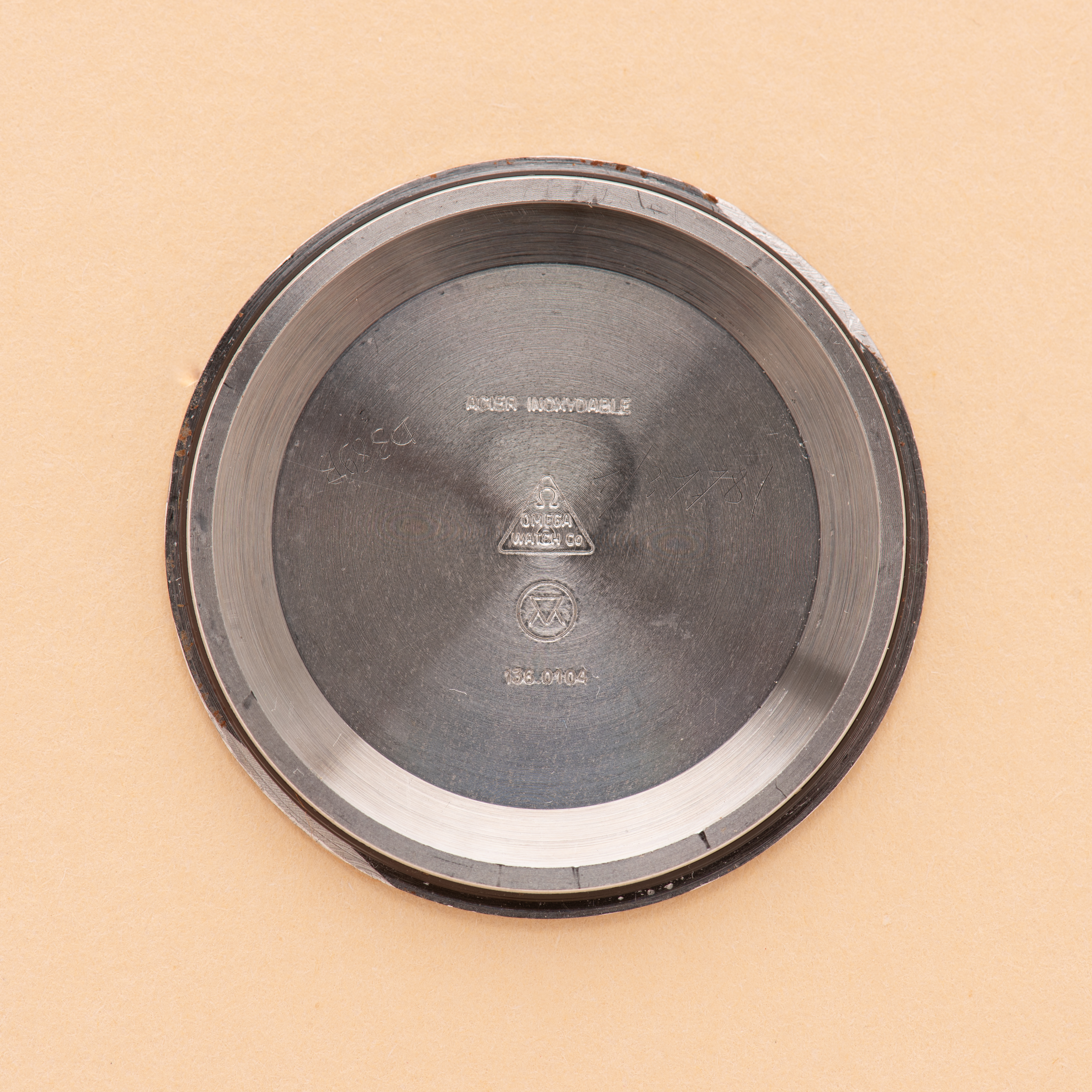 Vue de Omega Genève Date Silver linen dial réf 136.0104 from 1974