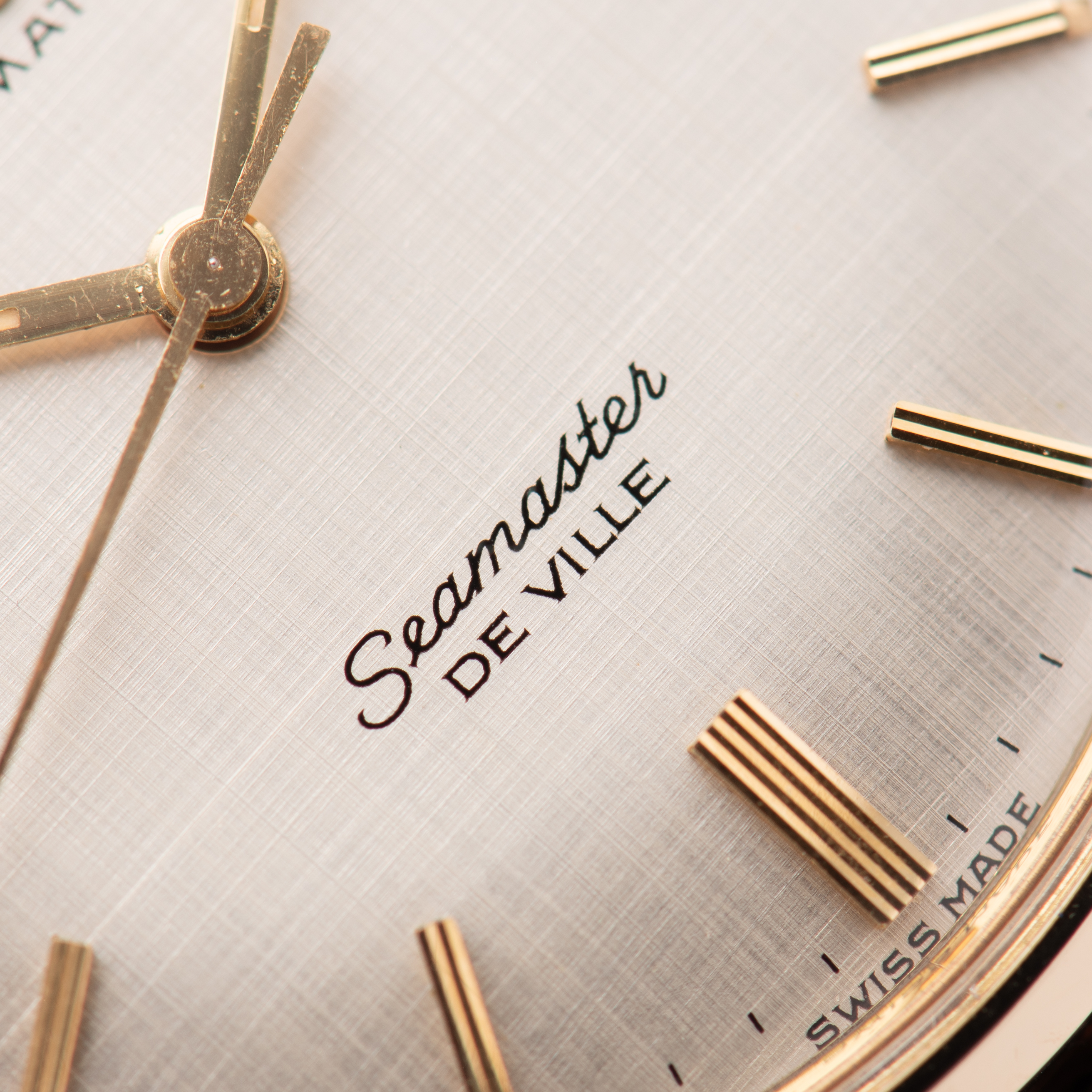 Vue de Omega Seamaster De Ville Automatic Rare Linen Dial 14K Gold Filled Réf 166.020