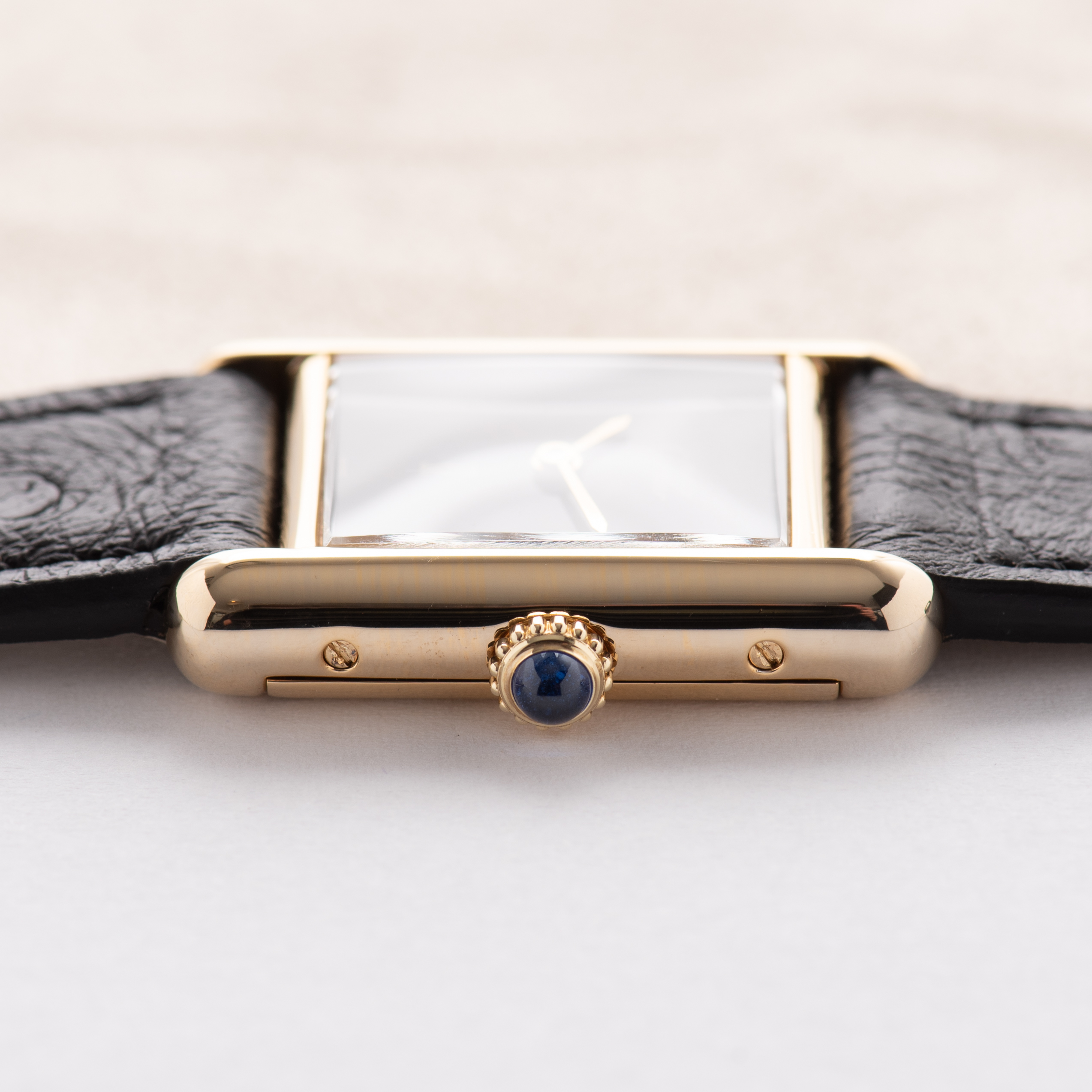 Zicht op Cartier Must de Tank Vermeil PM "Tiger Dial" uit 1980"