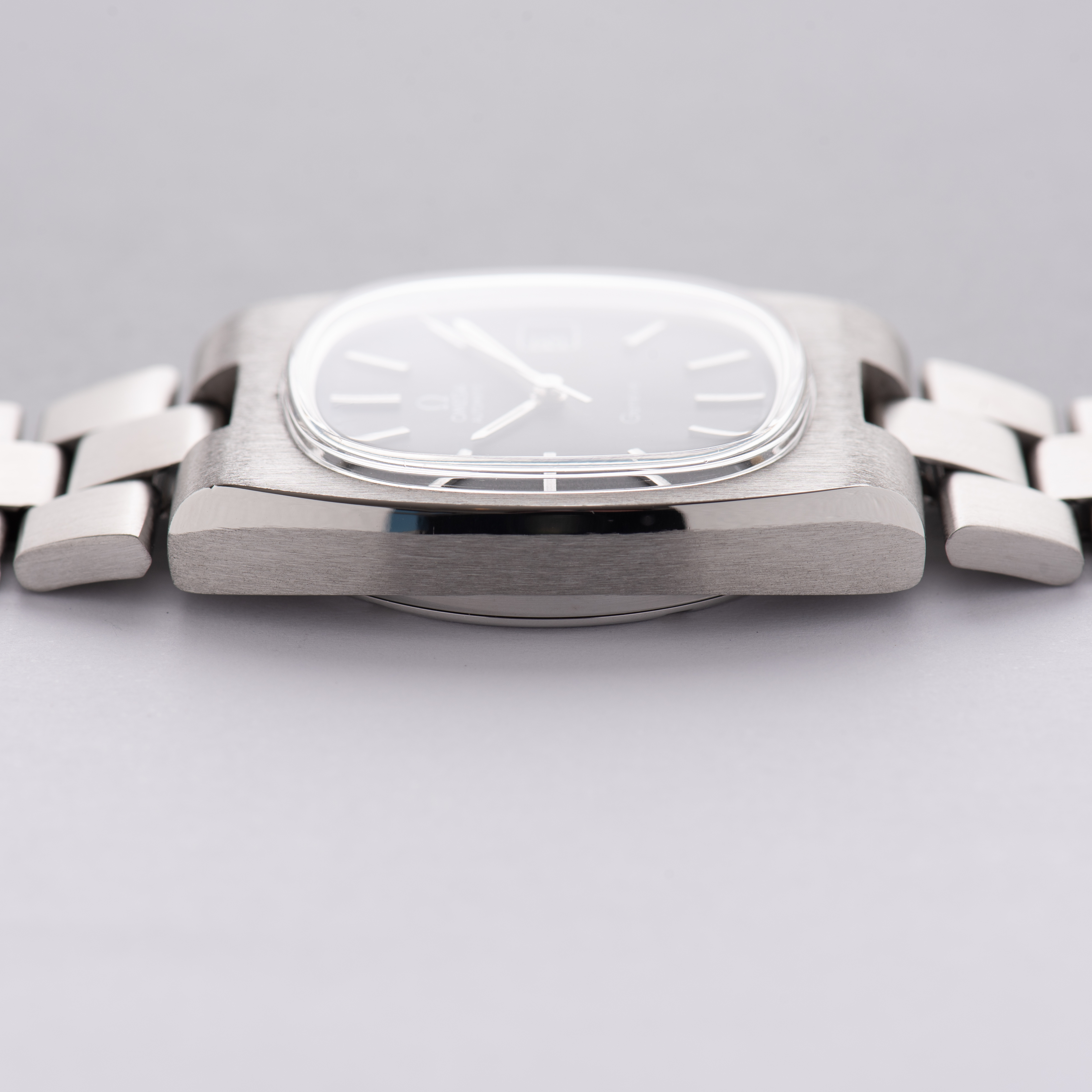 Vue de Omega Genève Automatic Date Square TV black dial réf 166.0191 from 1974