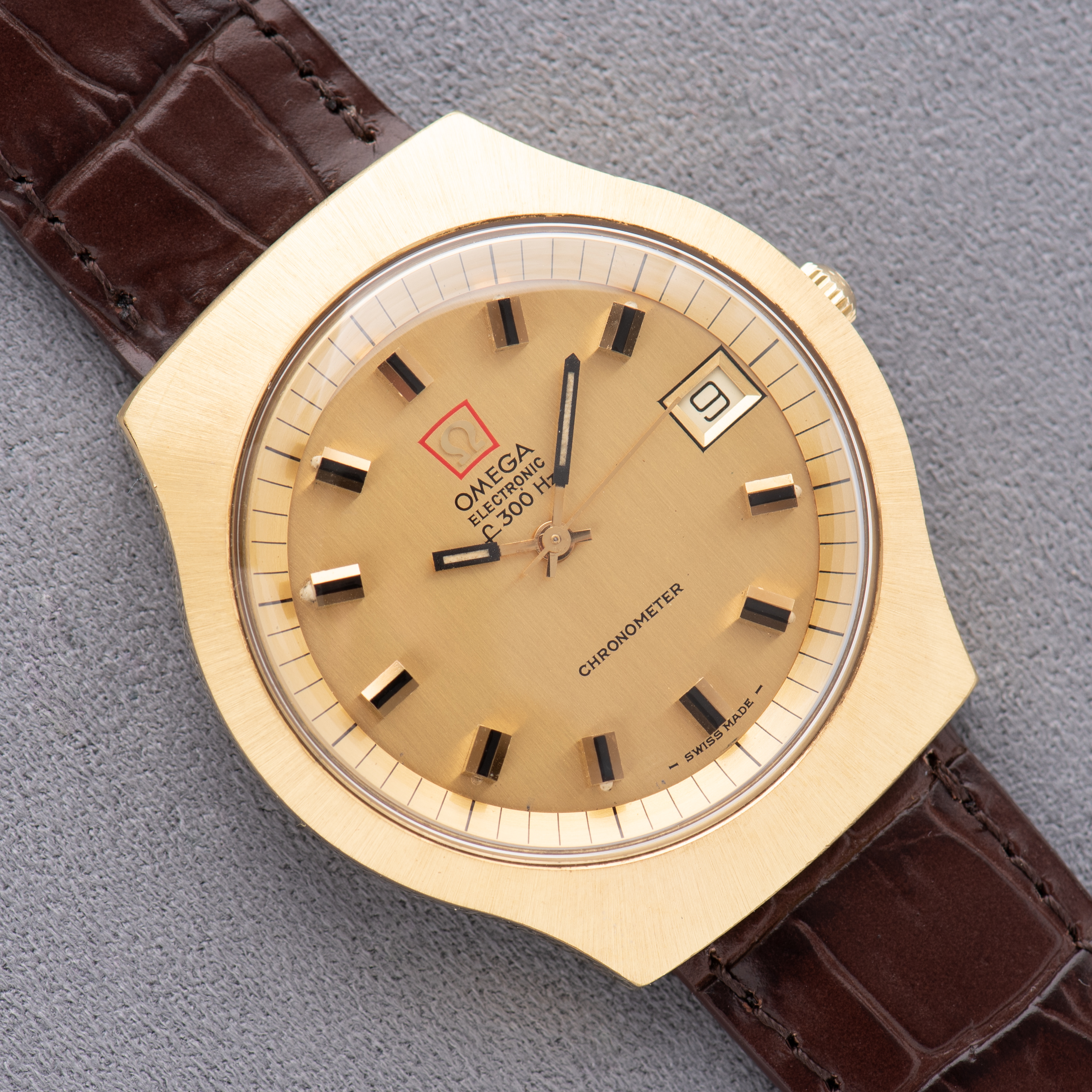Zicht op Omega Electronic F300 Hz Chronometer Gouden wijzerplaat Ref 198.021