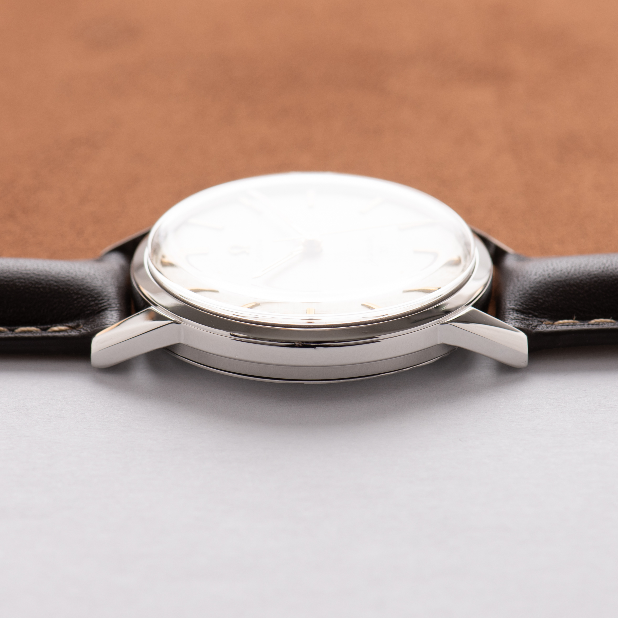 Zicht op Omega Seamaster 30 Patina "Linnen Dial" uit 1962 Ref 135.003