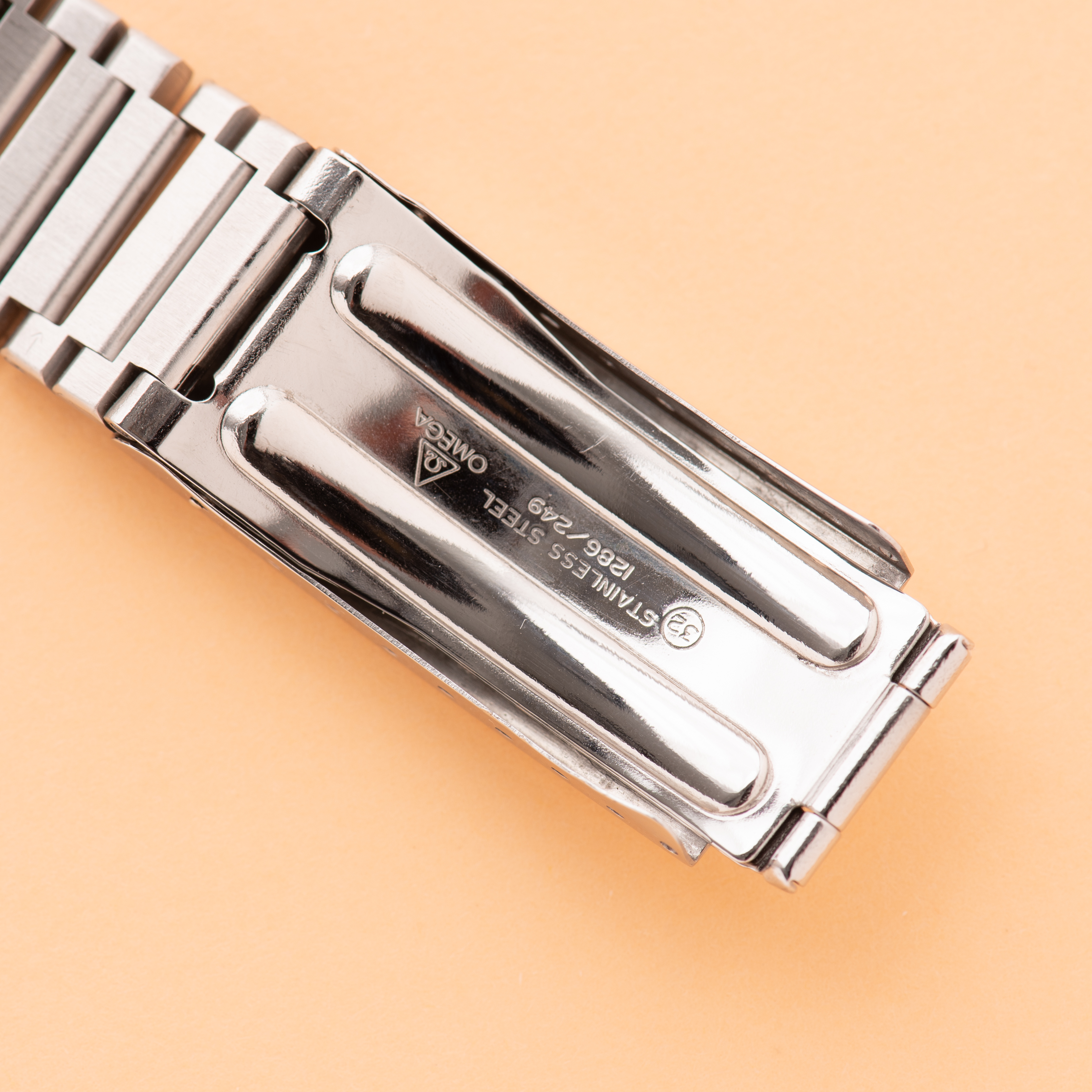 View of Omega Seamaster Automatic from 1977 réf 166.0207