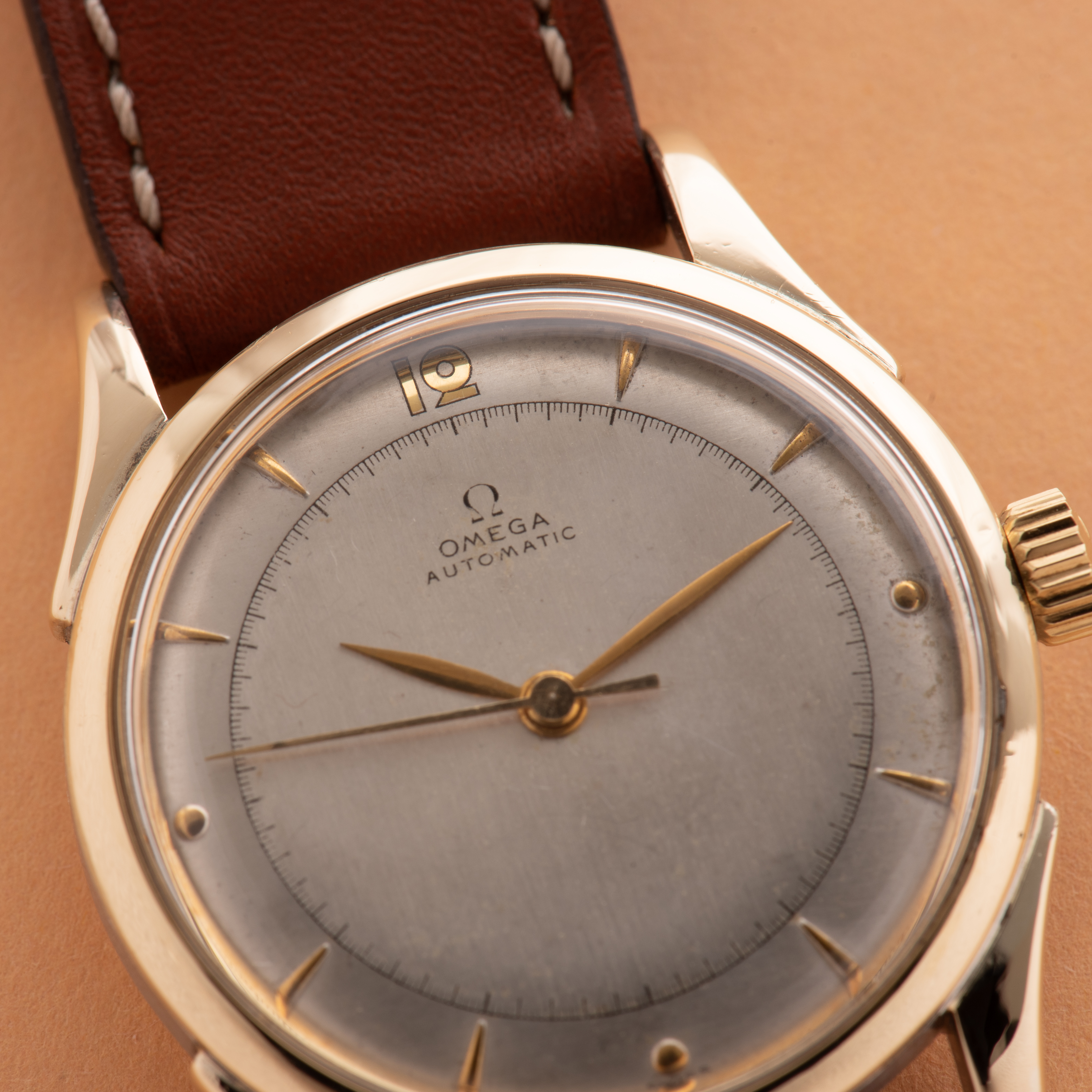 Vue de Omega Automatic Bumper cal 28.10 réf 2438-4 from 1947