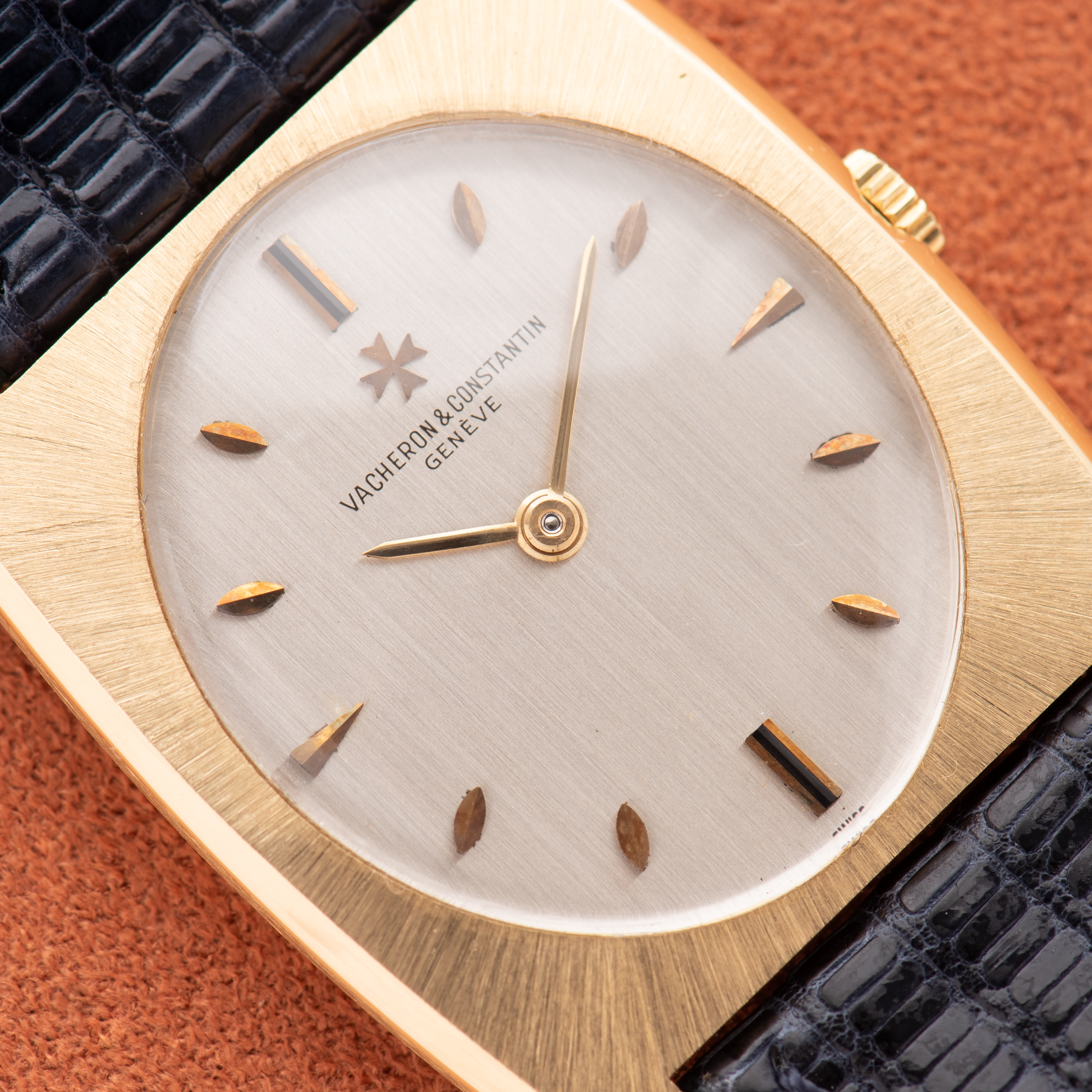 Vue de Vacheron Constantin Genève Tonneau Gold 18k Réf 7460 from 60'