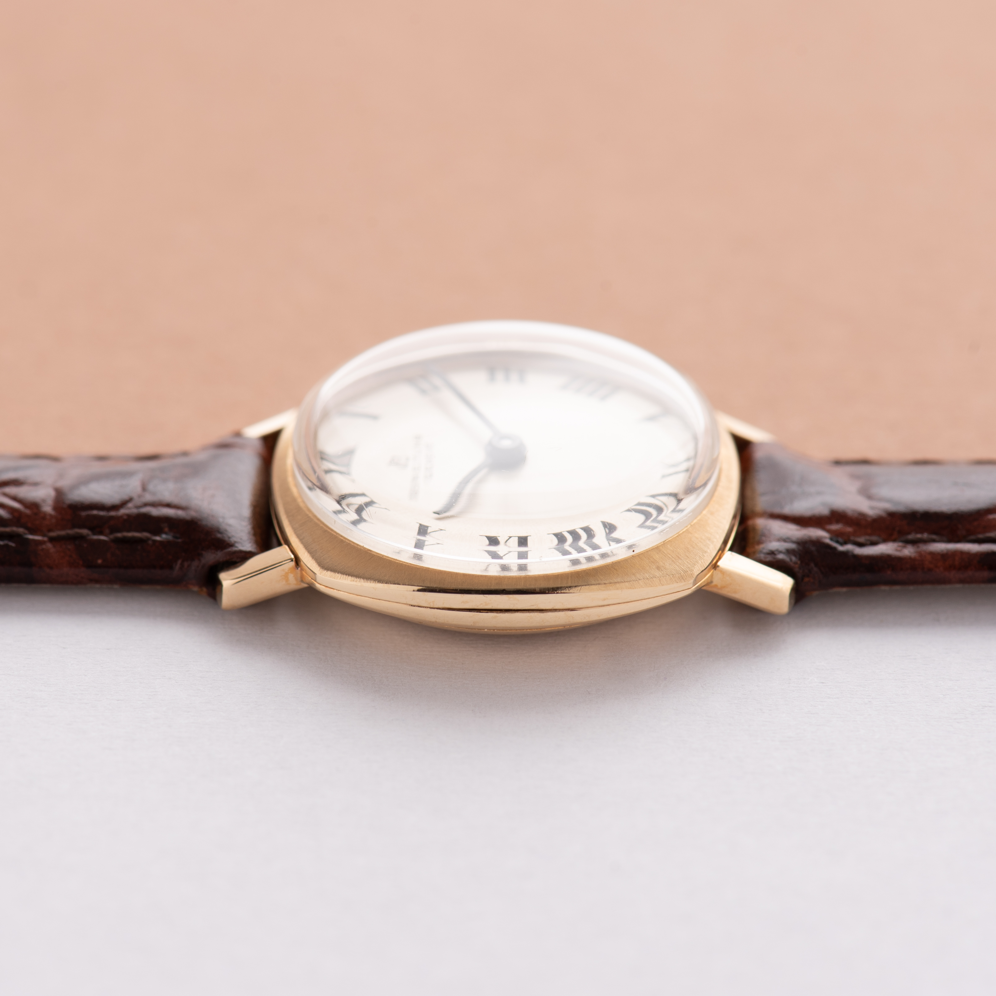 View of Breitling Genève Roman dial gold 18k ref 73/219B ETA 2512