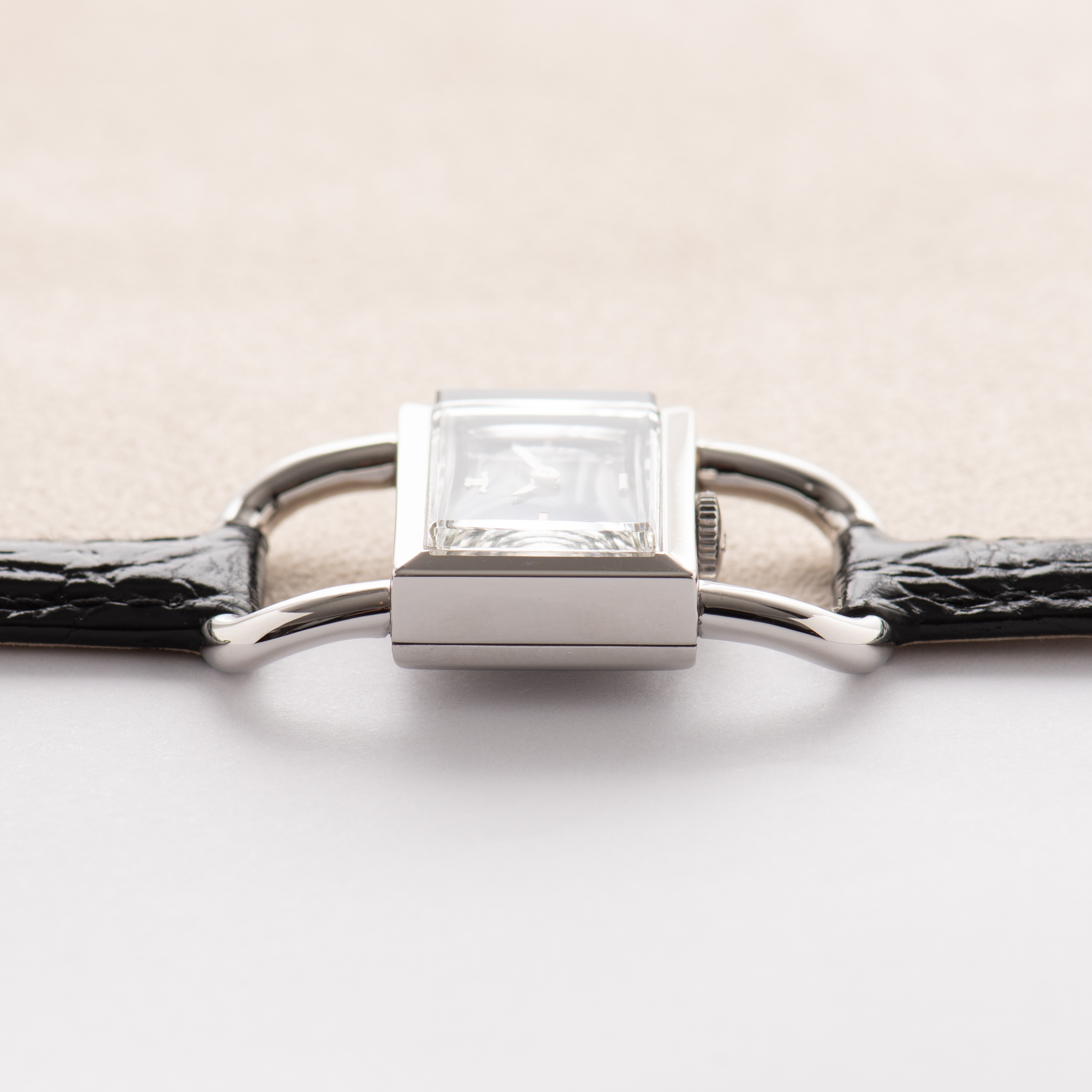Zicht op Jaeger-LeCoultre Etrier Lucchetto for Hermès Blue Dial Réf 1670.42