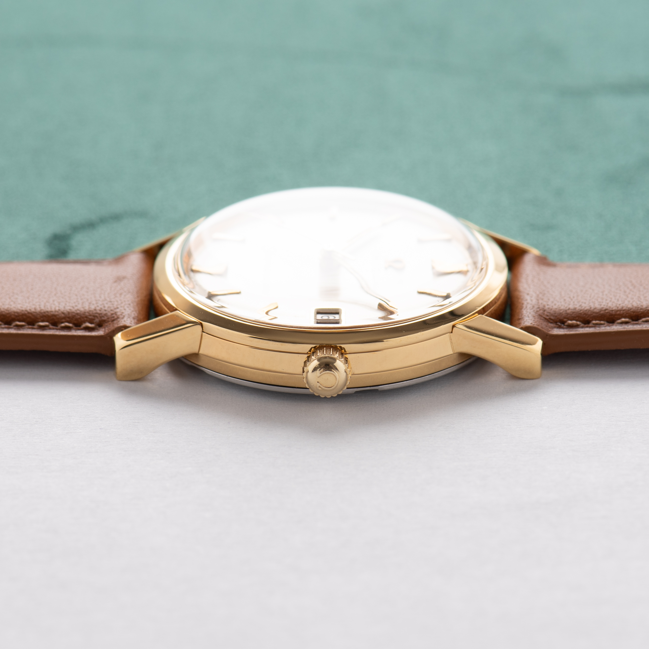 Zicht op Omega Seamaster Date GoldPlated from 1964 Ref 136.005