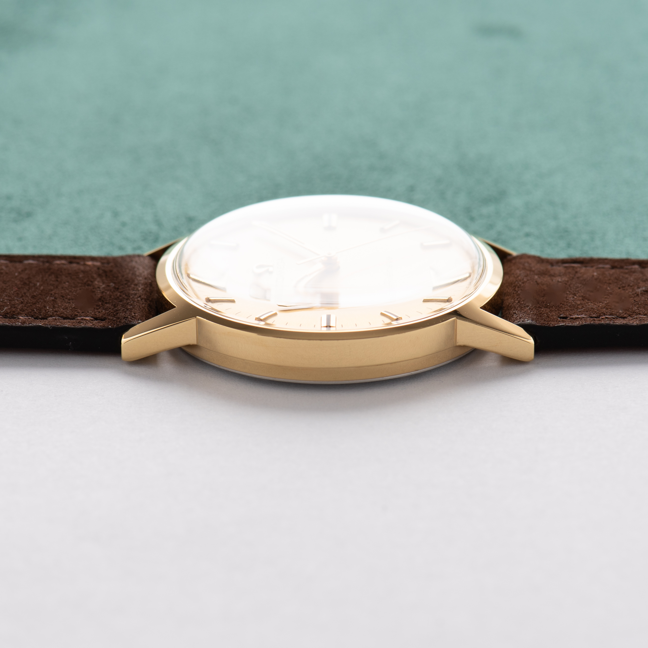 Zicht op Omega Genève Gold dial Réf 135.070 from 1969