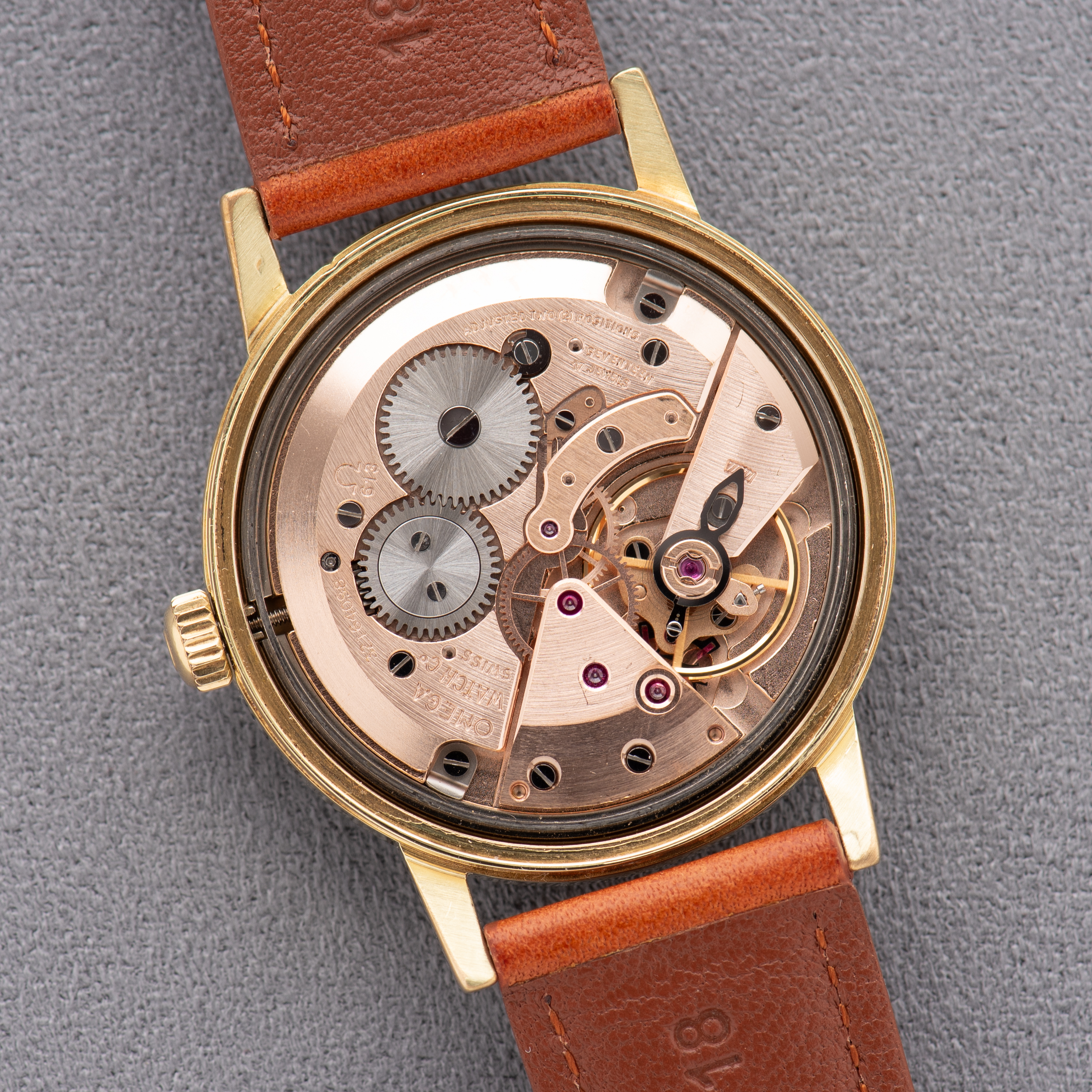 Vue de Omega Genève Date Gold dial Réf 136.070 from 1970