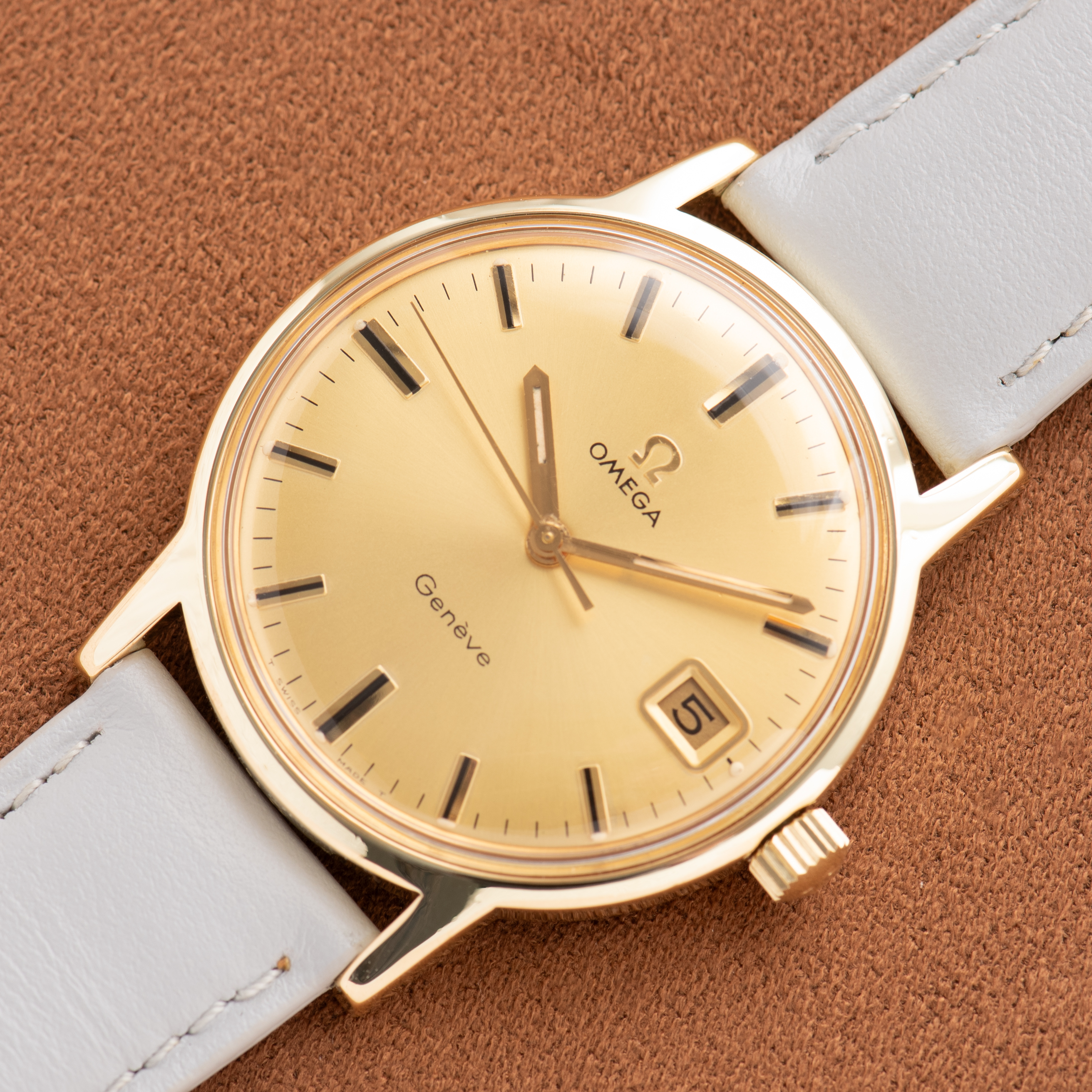 Vue de Omega Genève Date Gold Dial Réf 136.070 from 1970