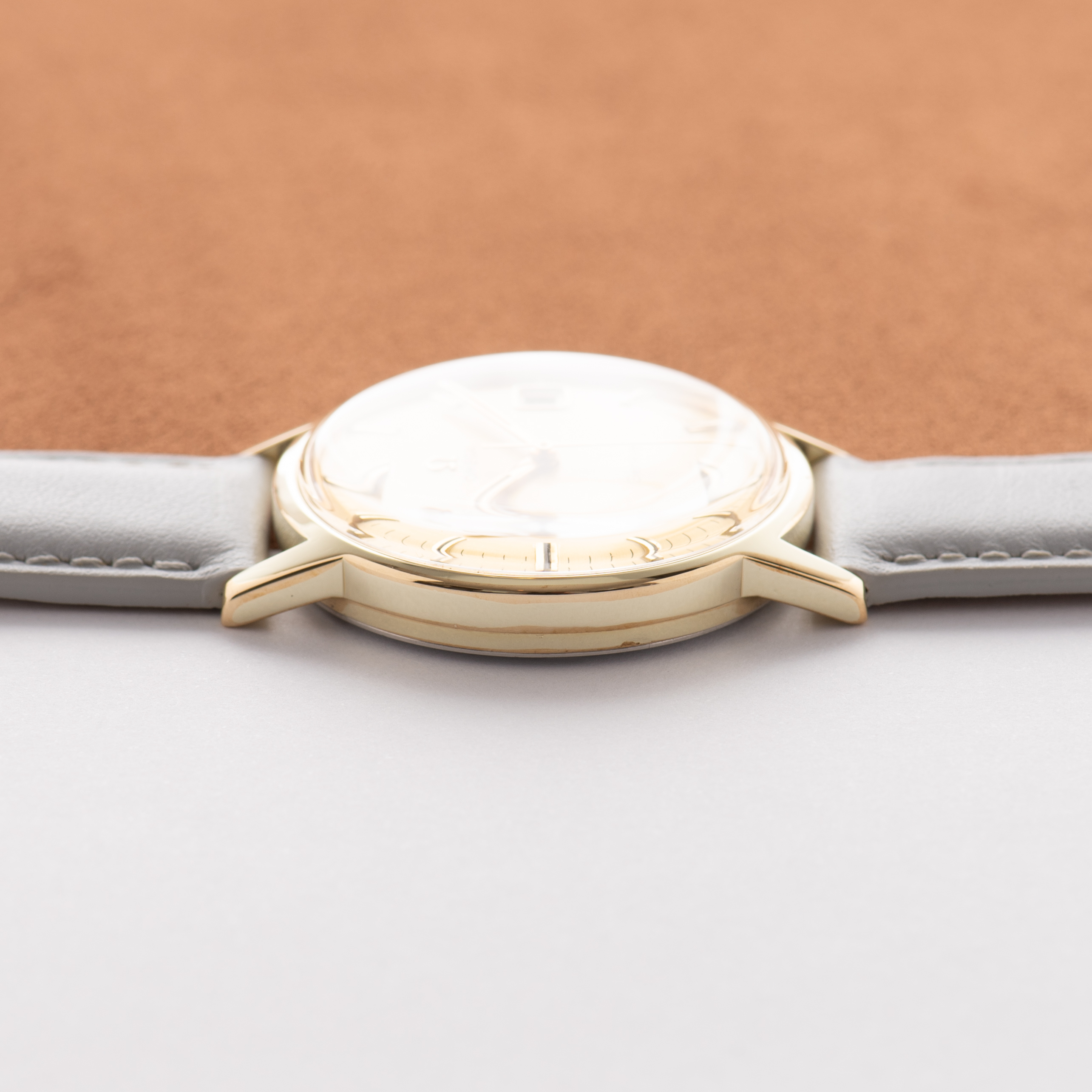 Vue de Omega Genève Date Gold Dial Réf 136.070 from 1970