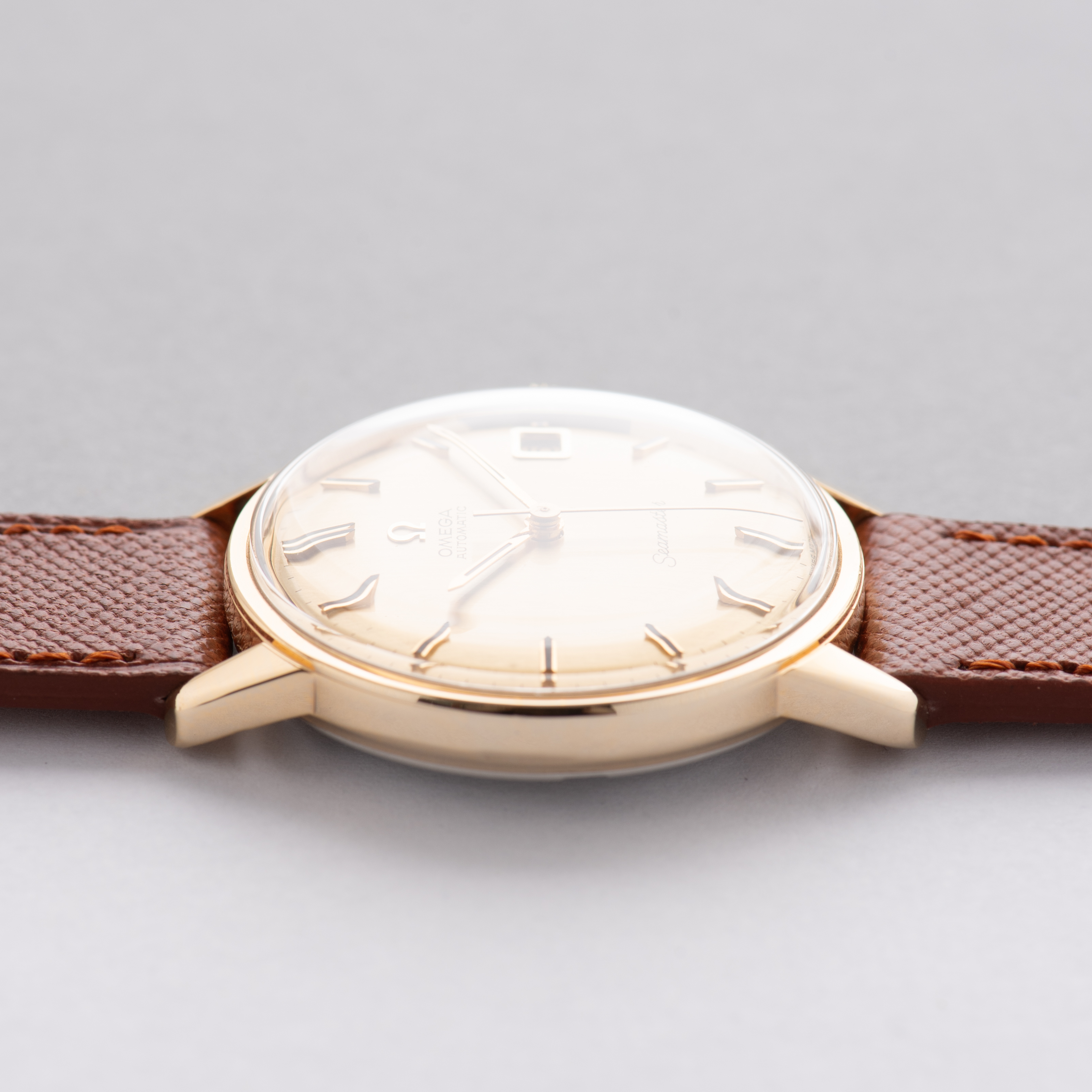 Zicht op Omega Seamaster Automatic Date Gold Plated from 1967 Ref 166.002