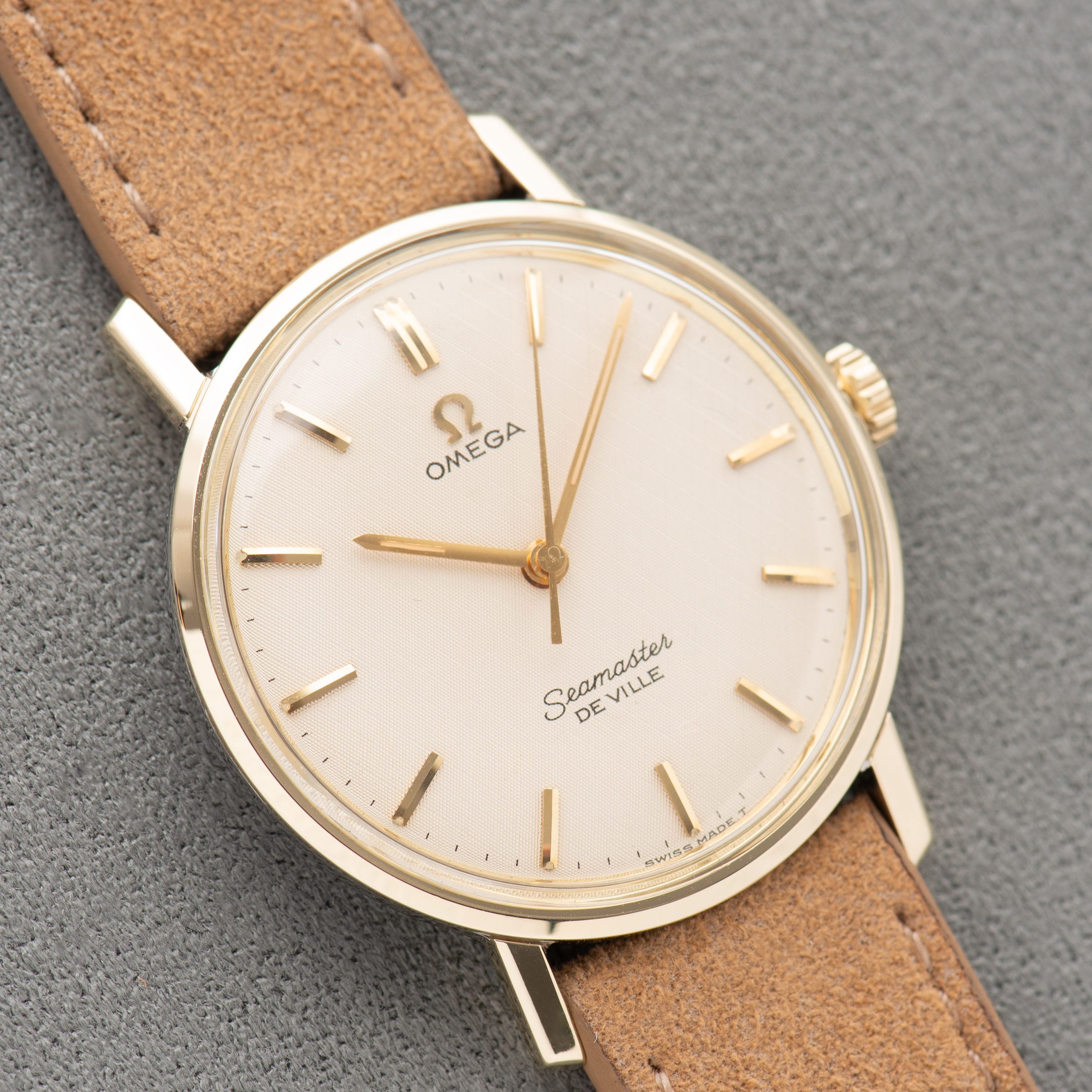 Zicht op Omega Seamaster De Ville "Linnen Dial" Cream Gold/Steel Ref 135.020 vanaf 1964