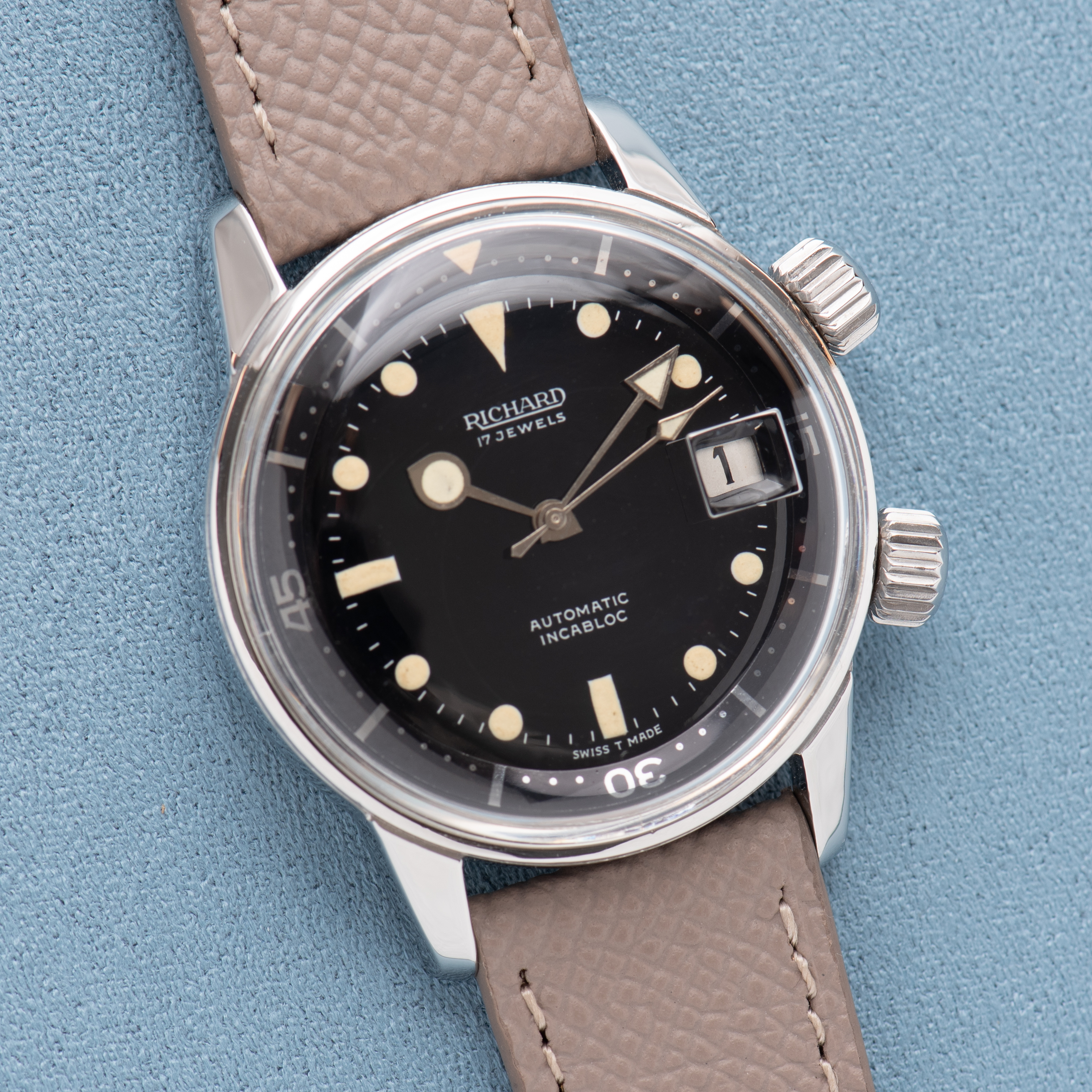 Zicht op Richard Super-Compresor Divers Black Gilt Dial Réf 8-65 from 1960