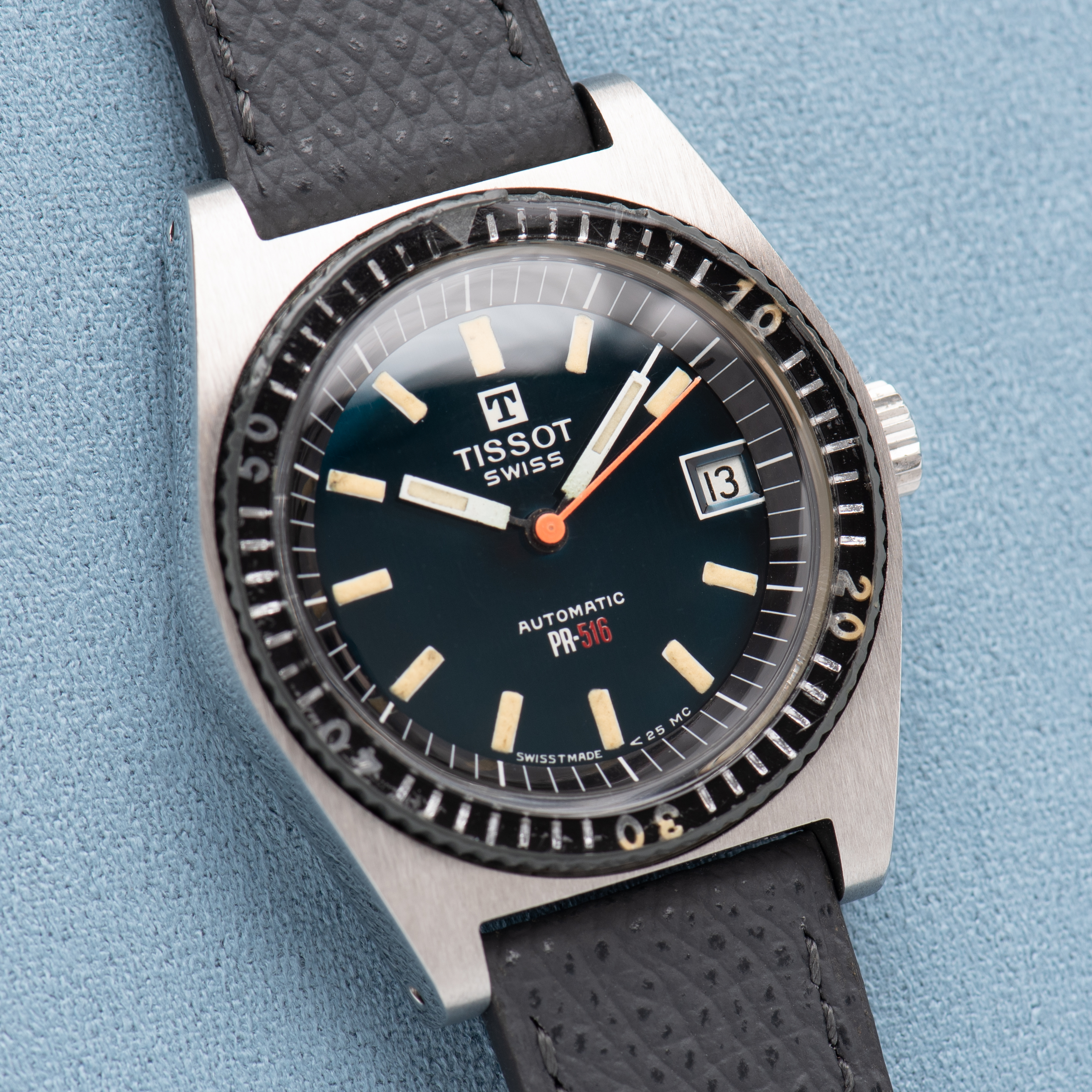 Zicht op Tissot Swiss Automatic PR516 RARE Édition « Roger Moore » réf 44622-7X