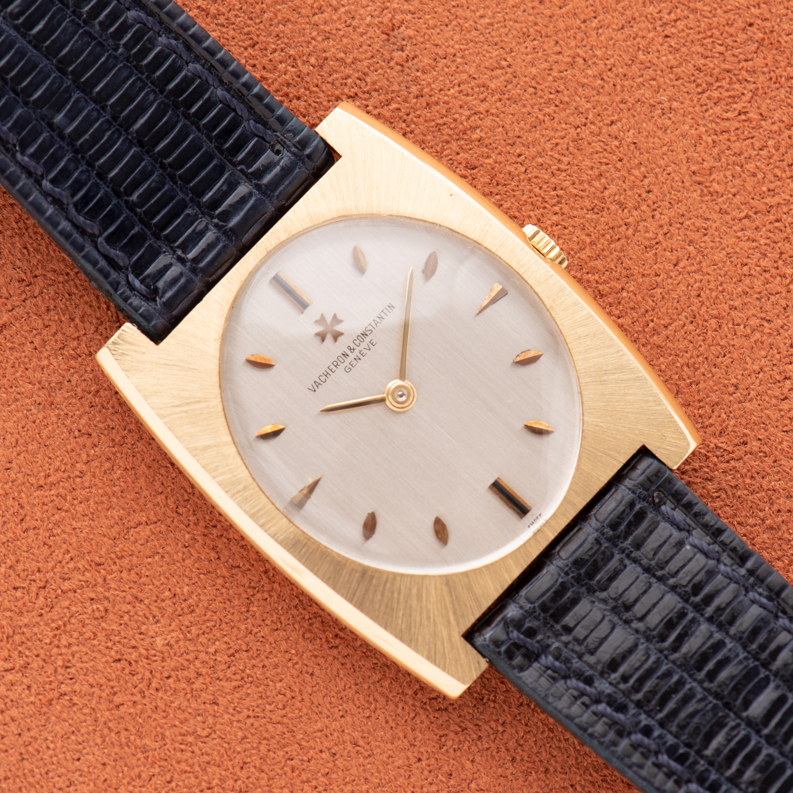 Vue de Vacheron Constantin Genève Tonneau Gold 18k Réf 7460 from 60'