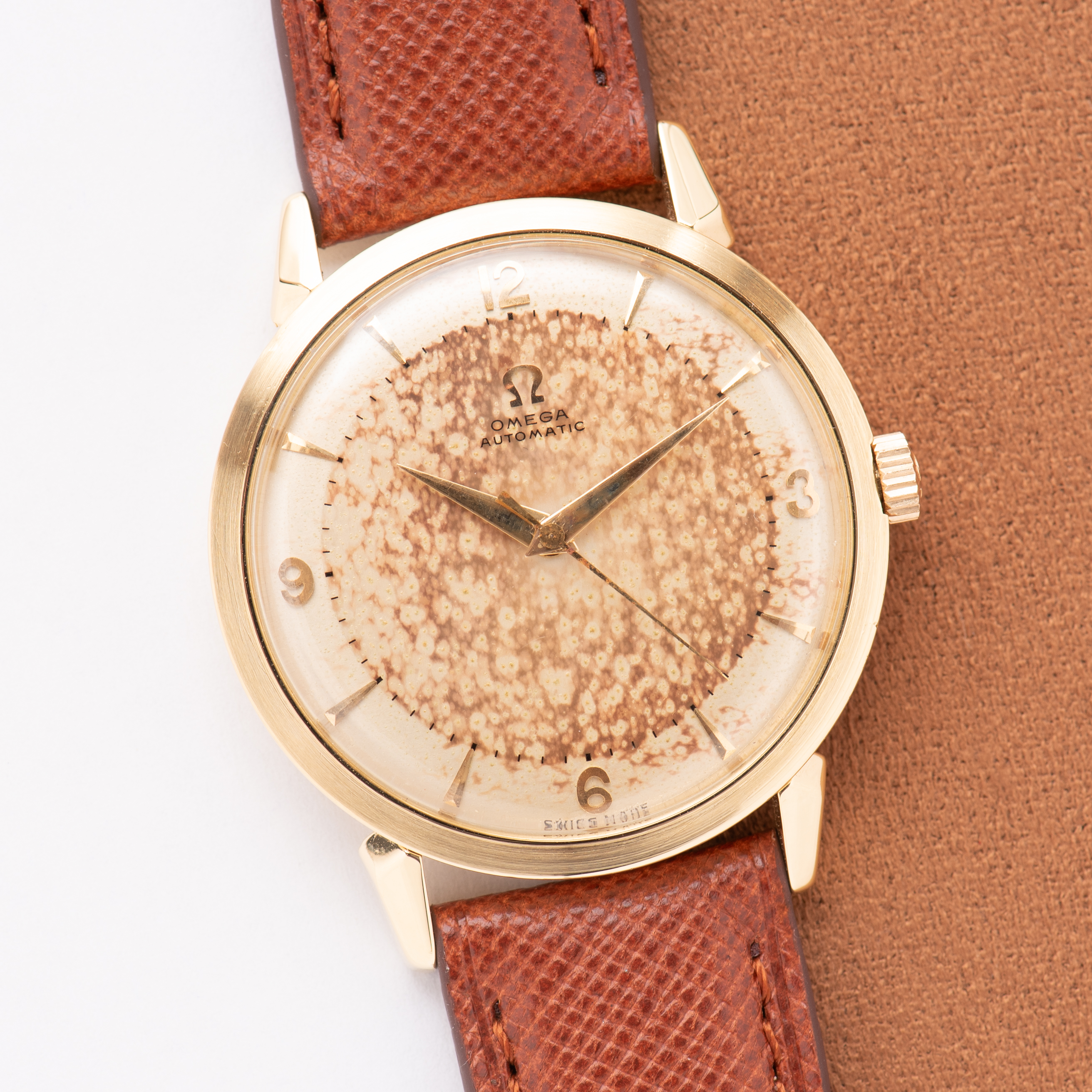 Vue de Omega Automatic Bumper Patina Dial Gold 18K Réf 2710 SC from 1954