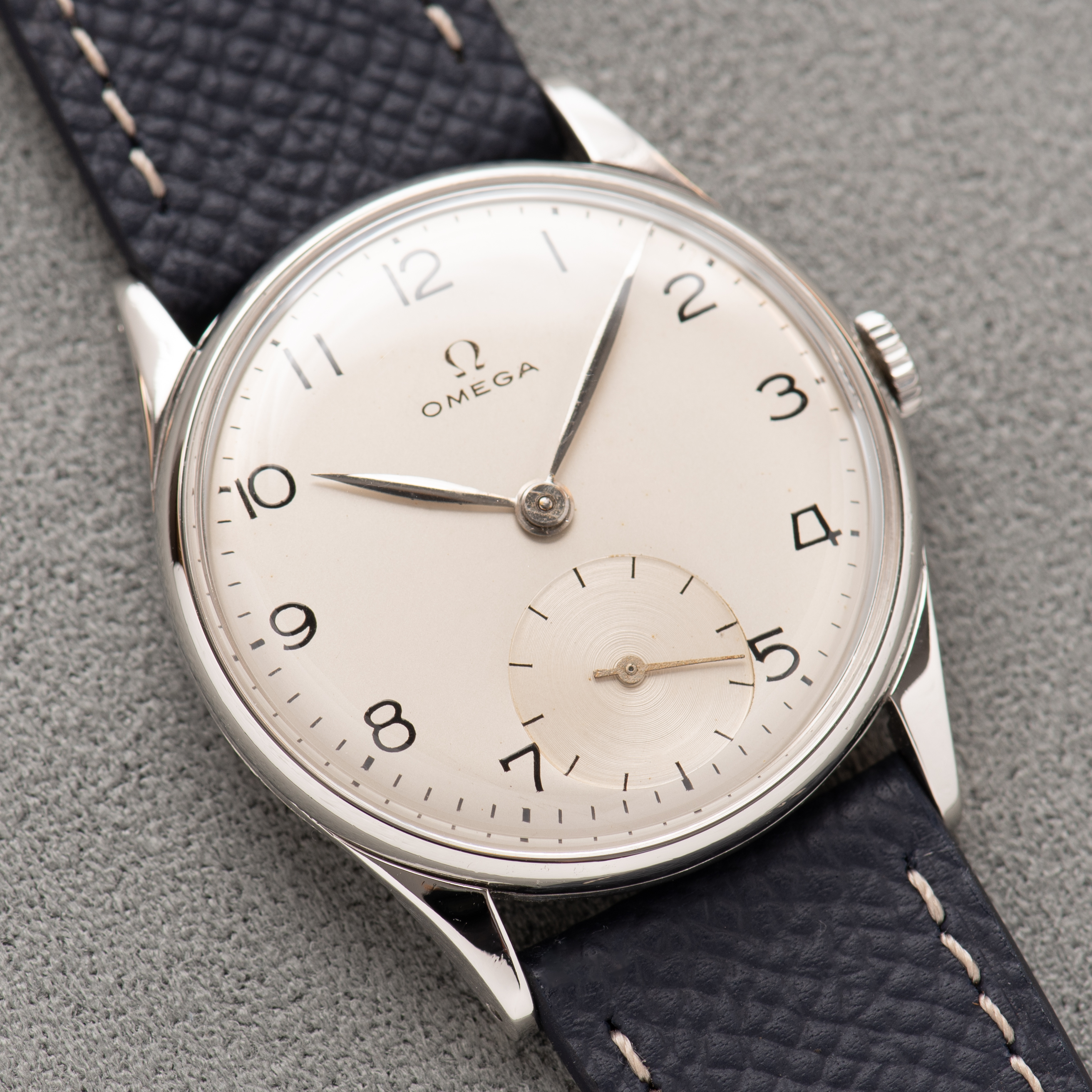 View of Omega Dress Watch Steel réf 2405-2 from 1944