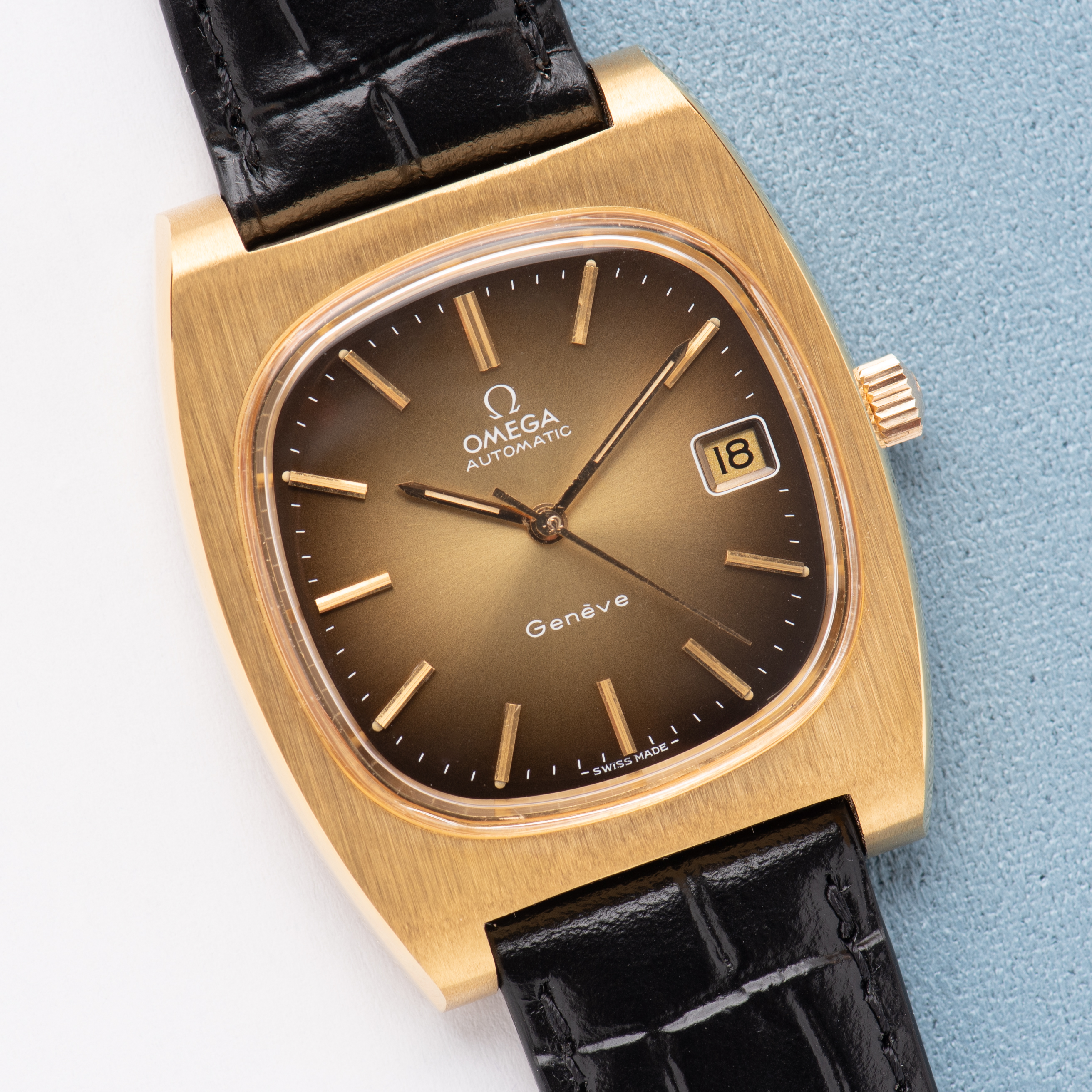 Zicht op Omega Genève Automatic Date Gold Plated – Calibre 1012 – Réf. 166.0190 – 1973