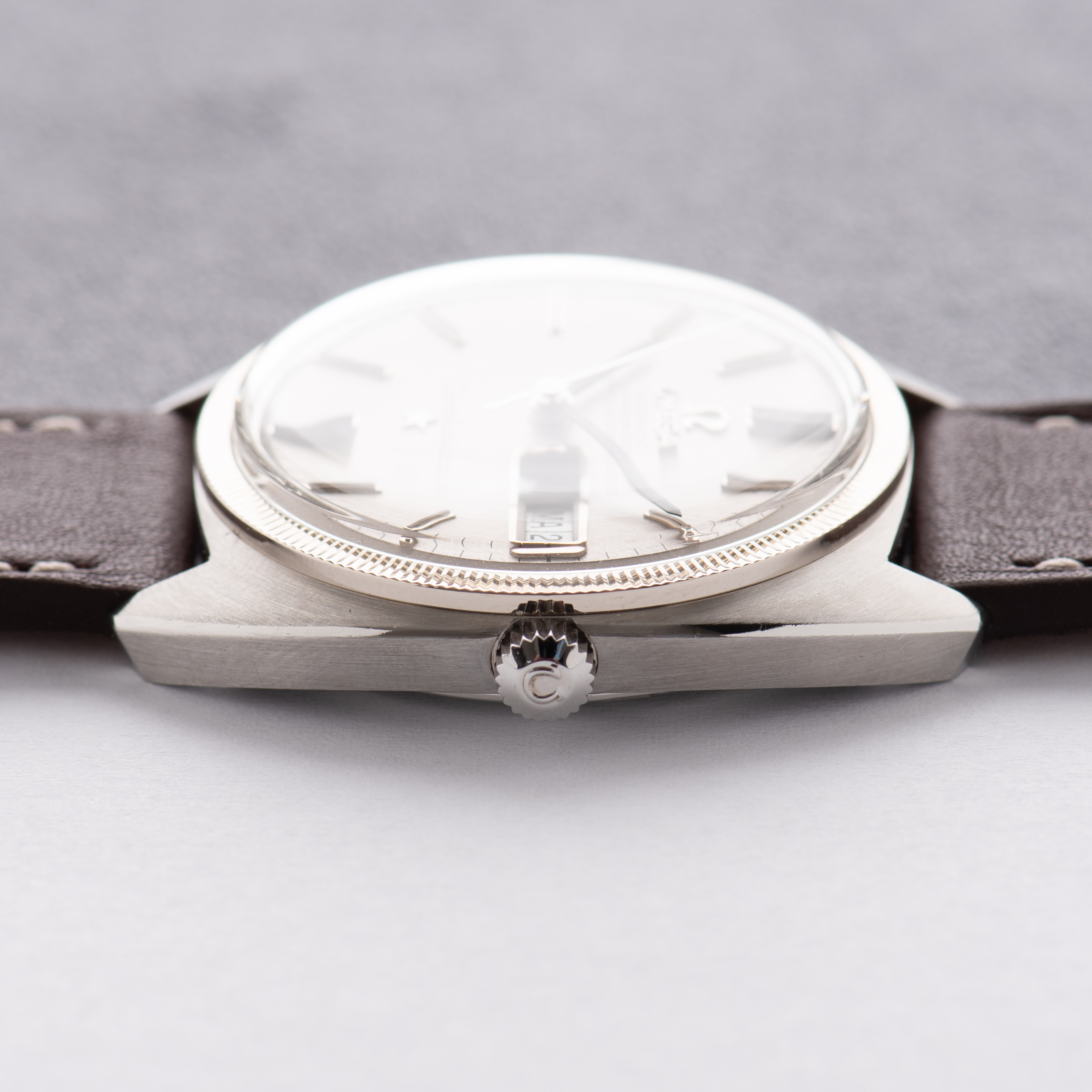 View of Omega Constellation Chronometer Linen Silver dial C-shape from 1968 Réf 168.029