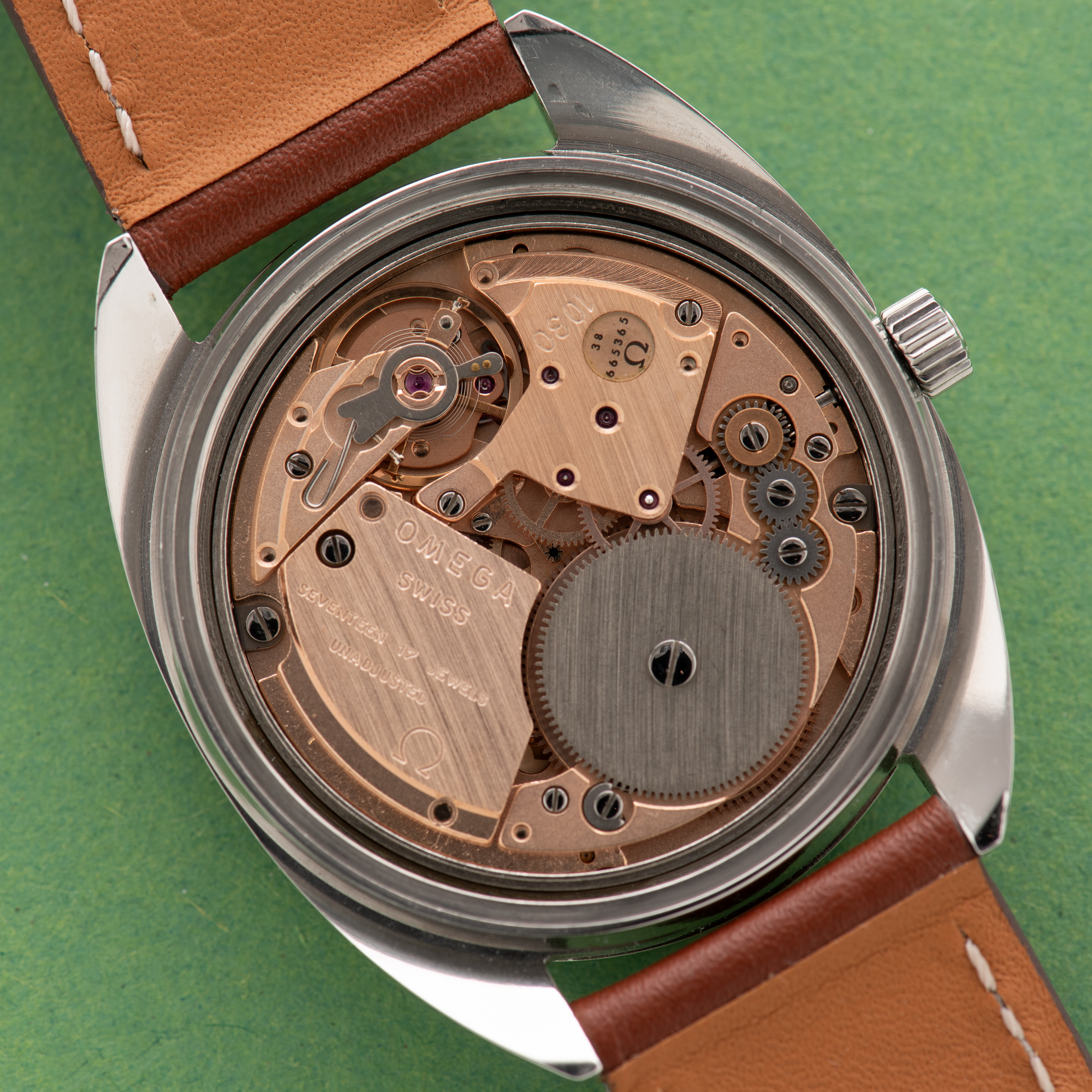 Zicht op Omega Ranchero Automatic Date "Belgian market" black dial réf 136.0106 from 1974
