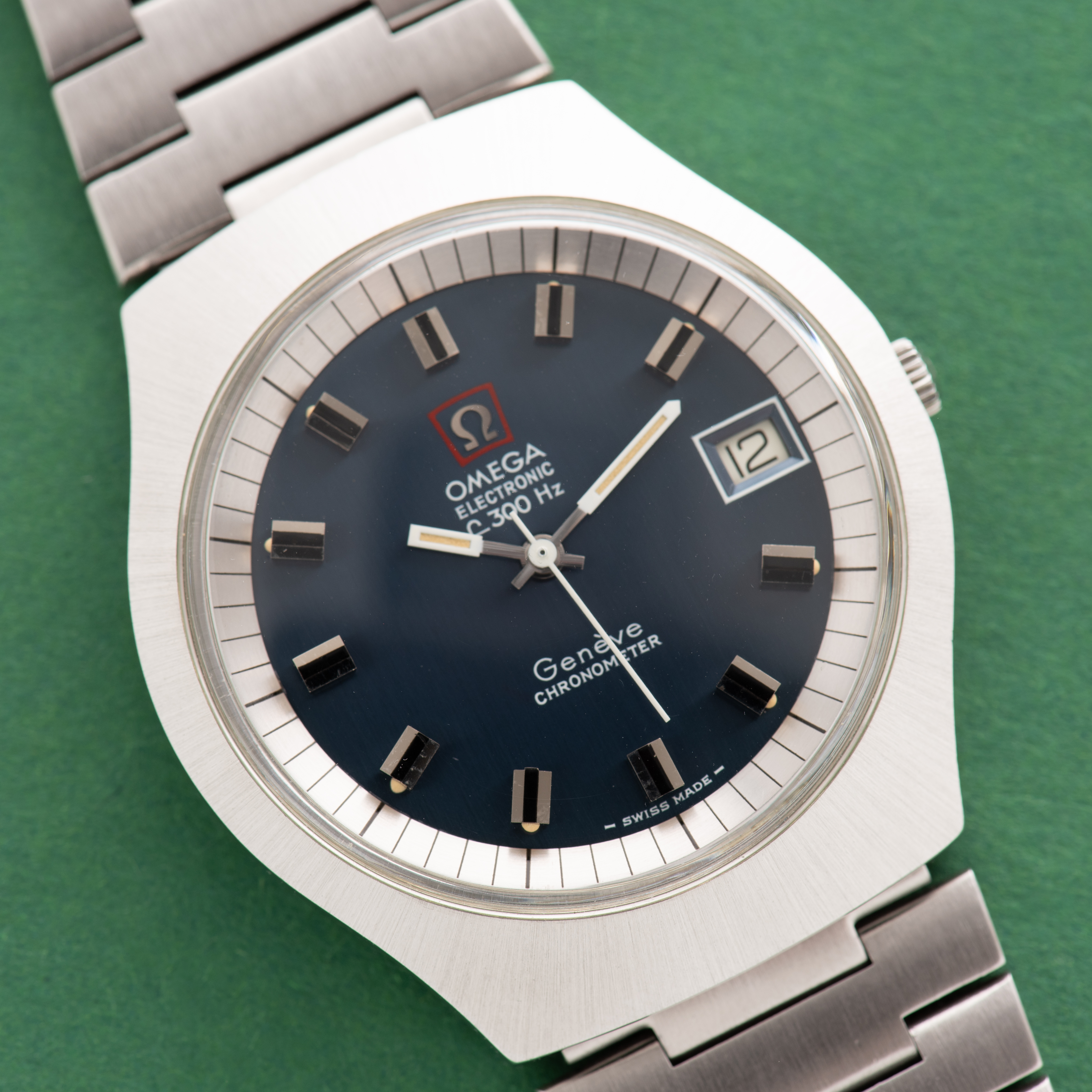 Zicht op Omega Electronic F300 Hz Genève Chronometer Blue dial Réf 198.021 from 1973