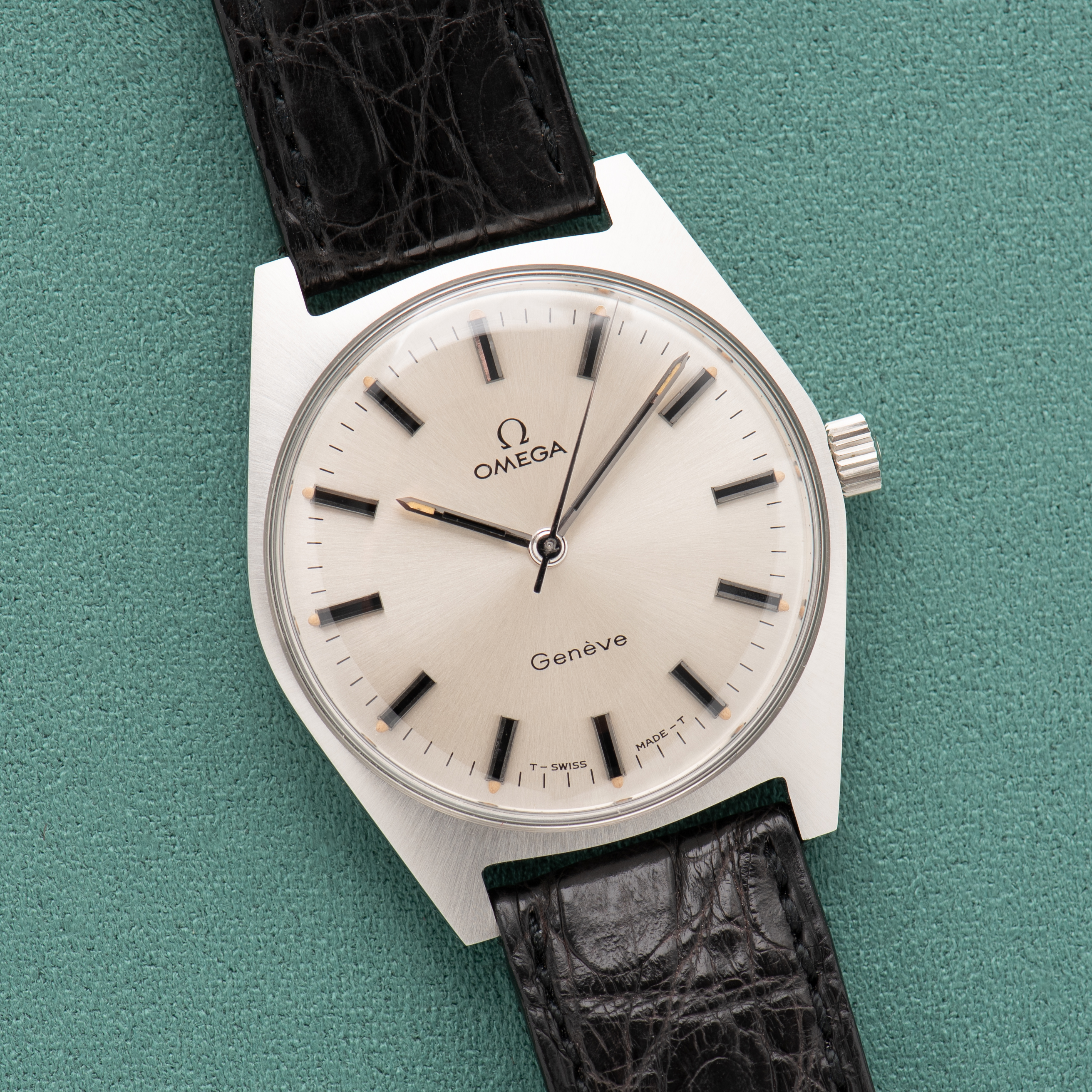 View of Omega Genève Mécanique Réf 135.041 from 1973 New Old Stock with box and sticker