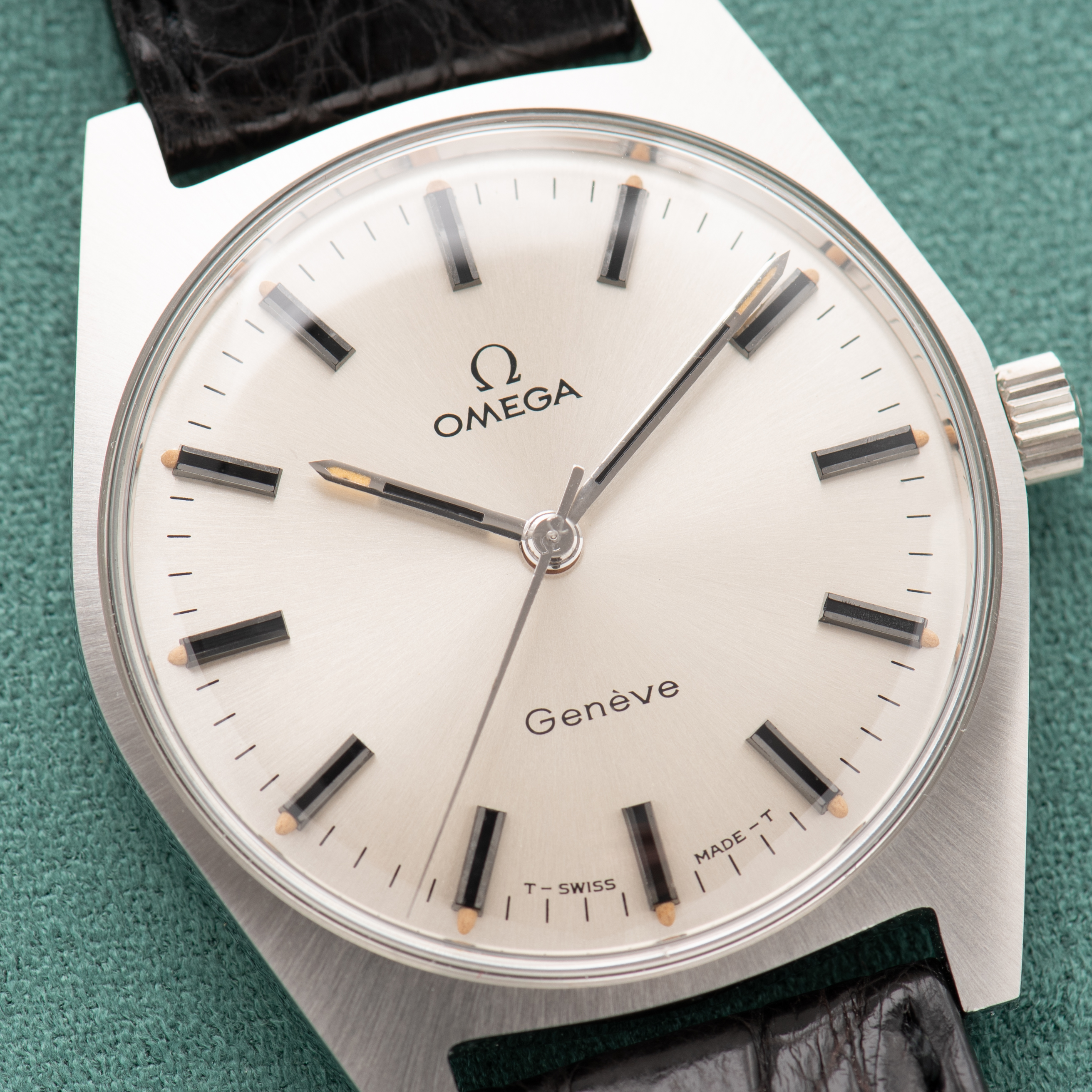 View of Omega Genève Mécanique Réf 135.041 from 1973 New Old Stock with box and sticker