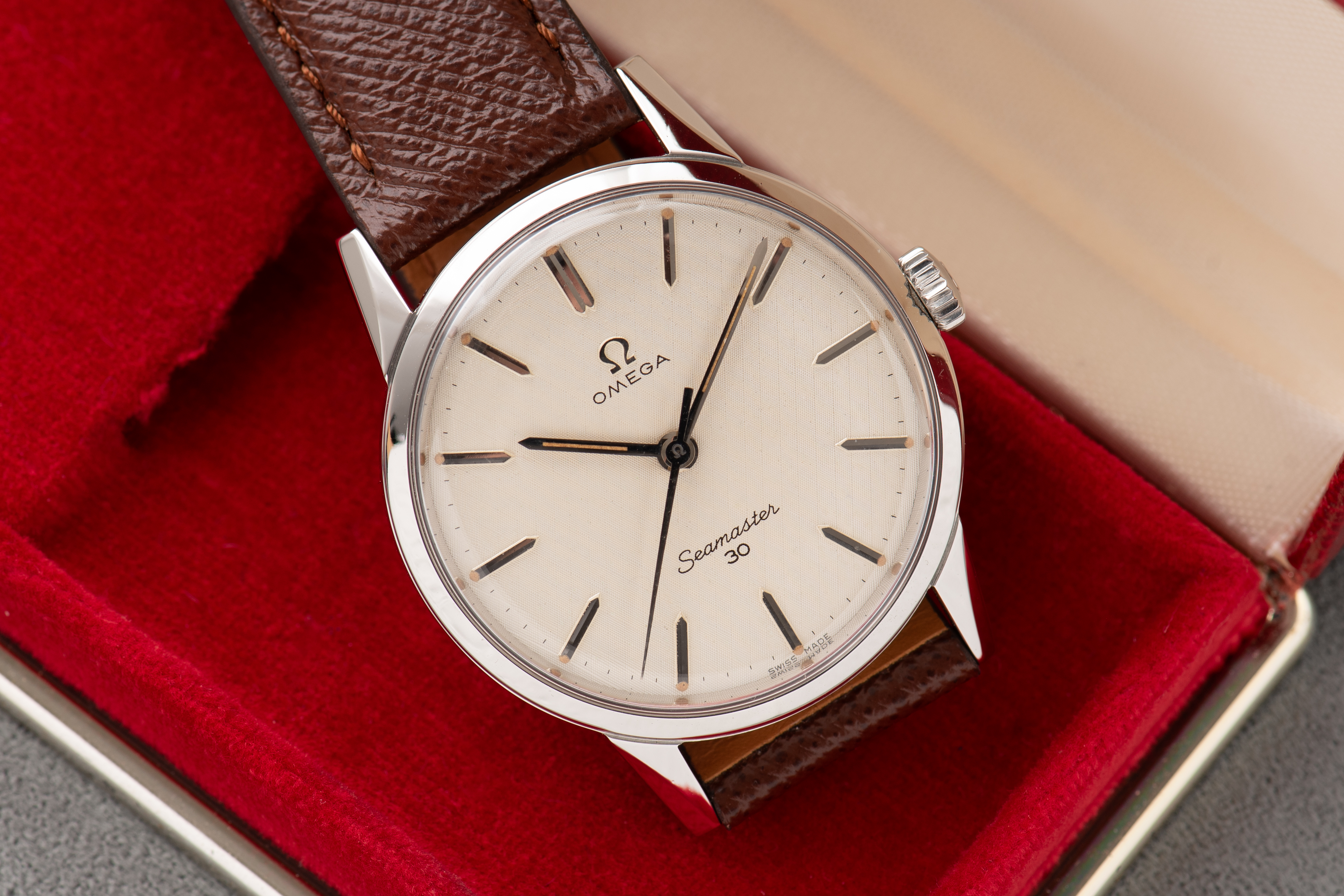 Zicht op Omega Seamaster 30 "Linnen Dial" uit 1962 Ref 135.0003-62-SC