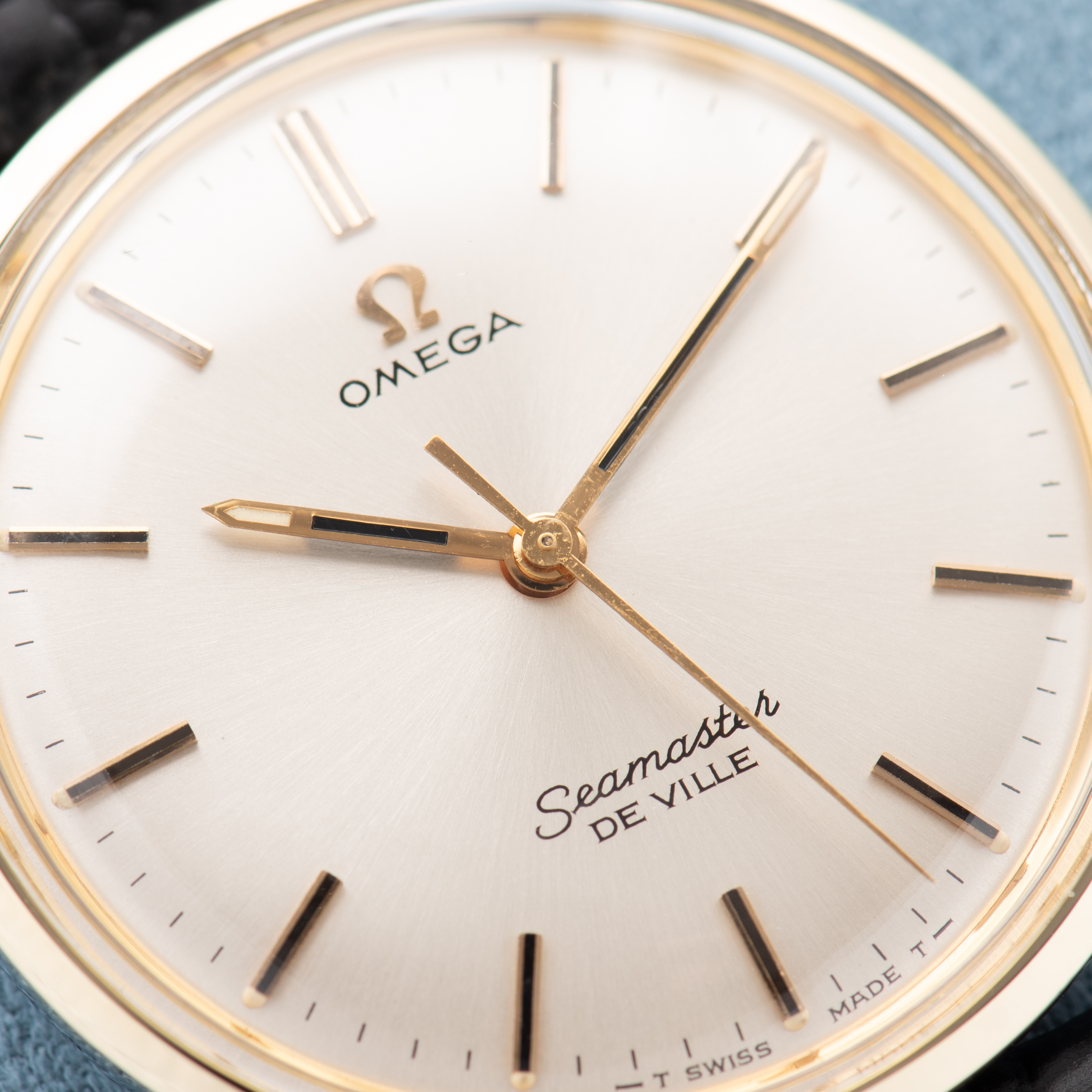 Vue de Omega Seamaster De Ville Gold/Steel Réf 135.020 from 1970