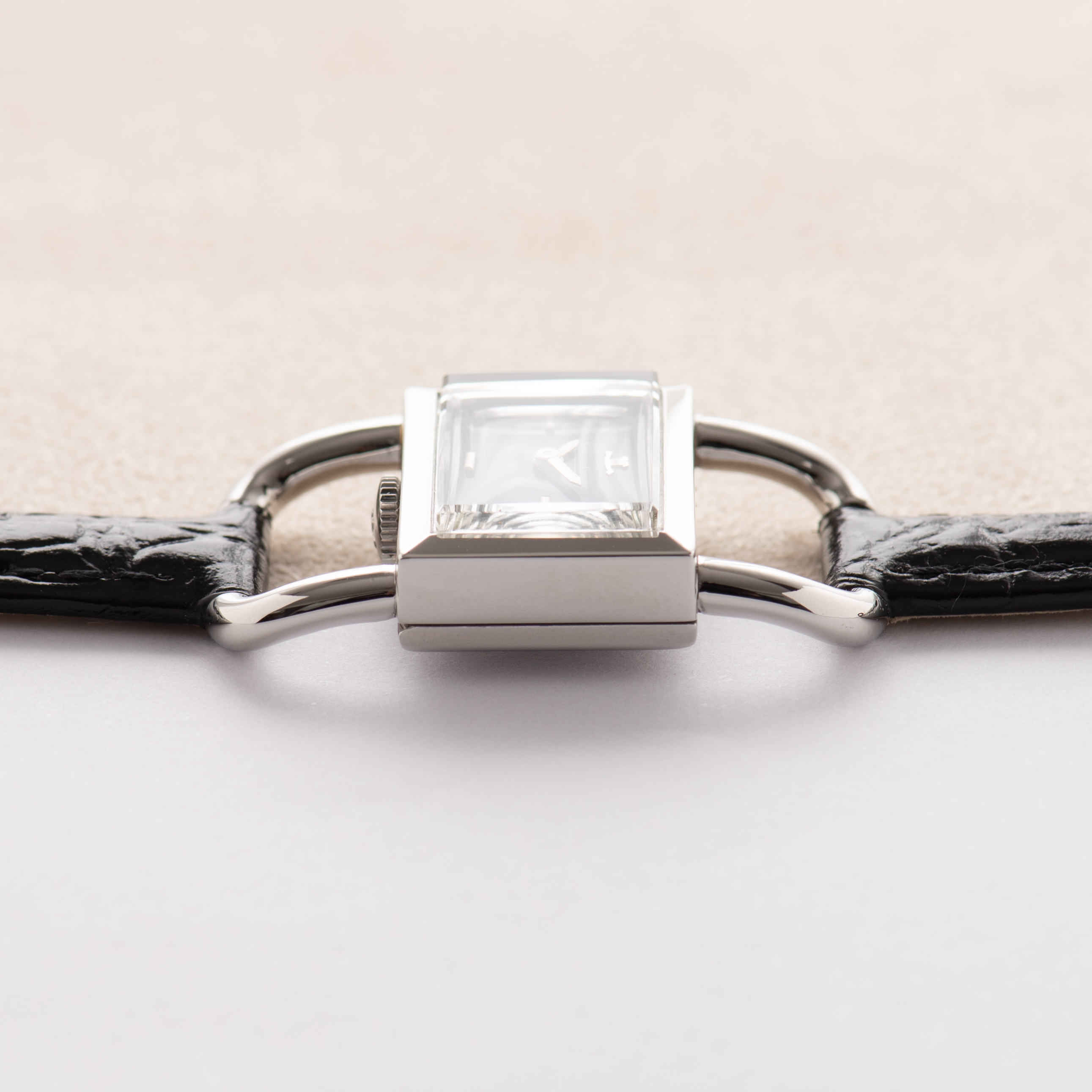 Zicht op Jaeger-LeCoultre Etrier Lucchetto for Hermès Blue Dial Réf 1670.42