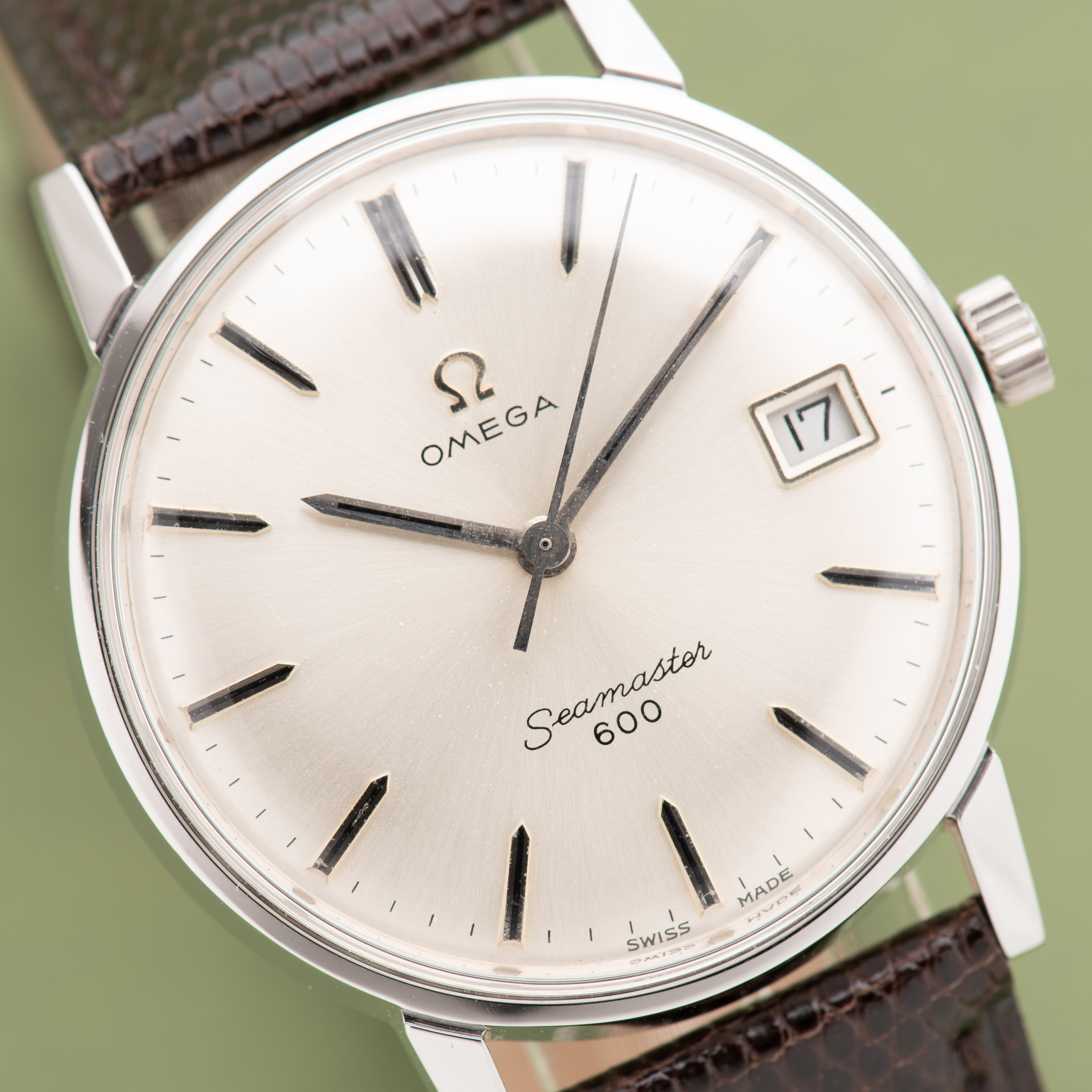 Vue de Omega Seamaster 600 date from 1966 réf 136.011
