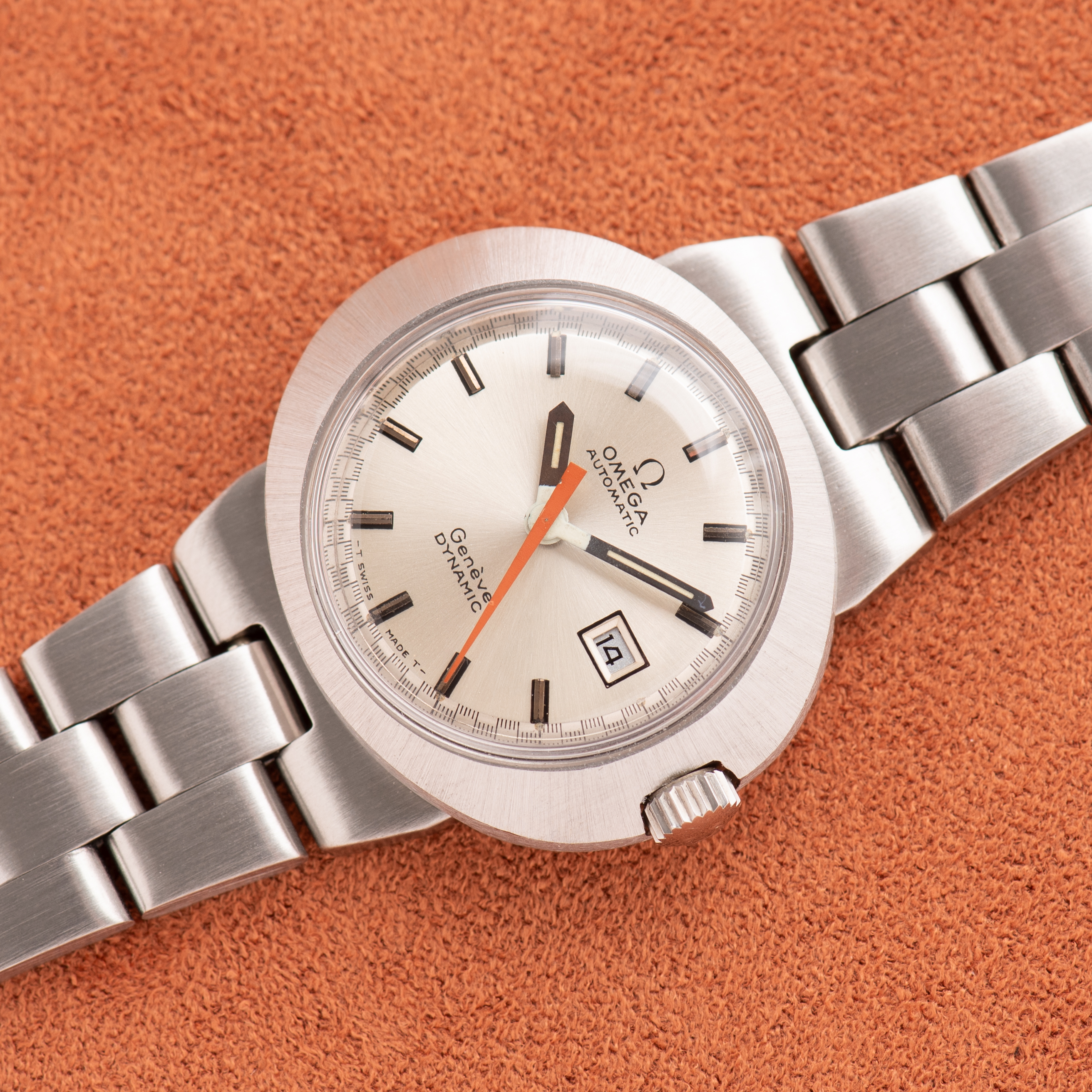 Vue de Omega Automatic Genève Dynamic Date White Racing dial Réf 566.015