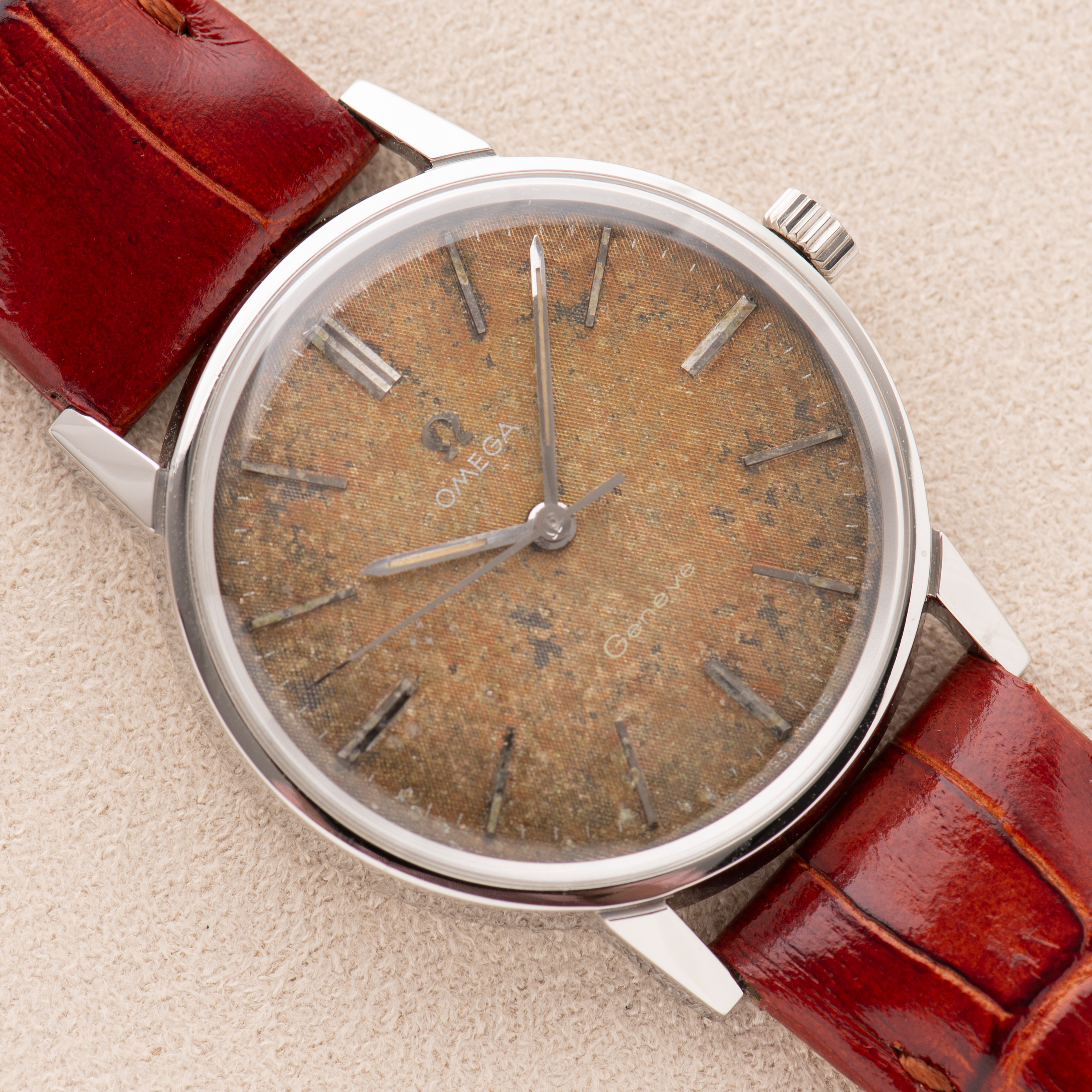Zicht op Omega Genève Linnen Patina Dial cal 600 ref 135.011 uit 1962