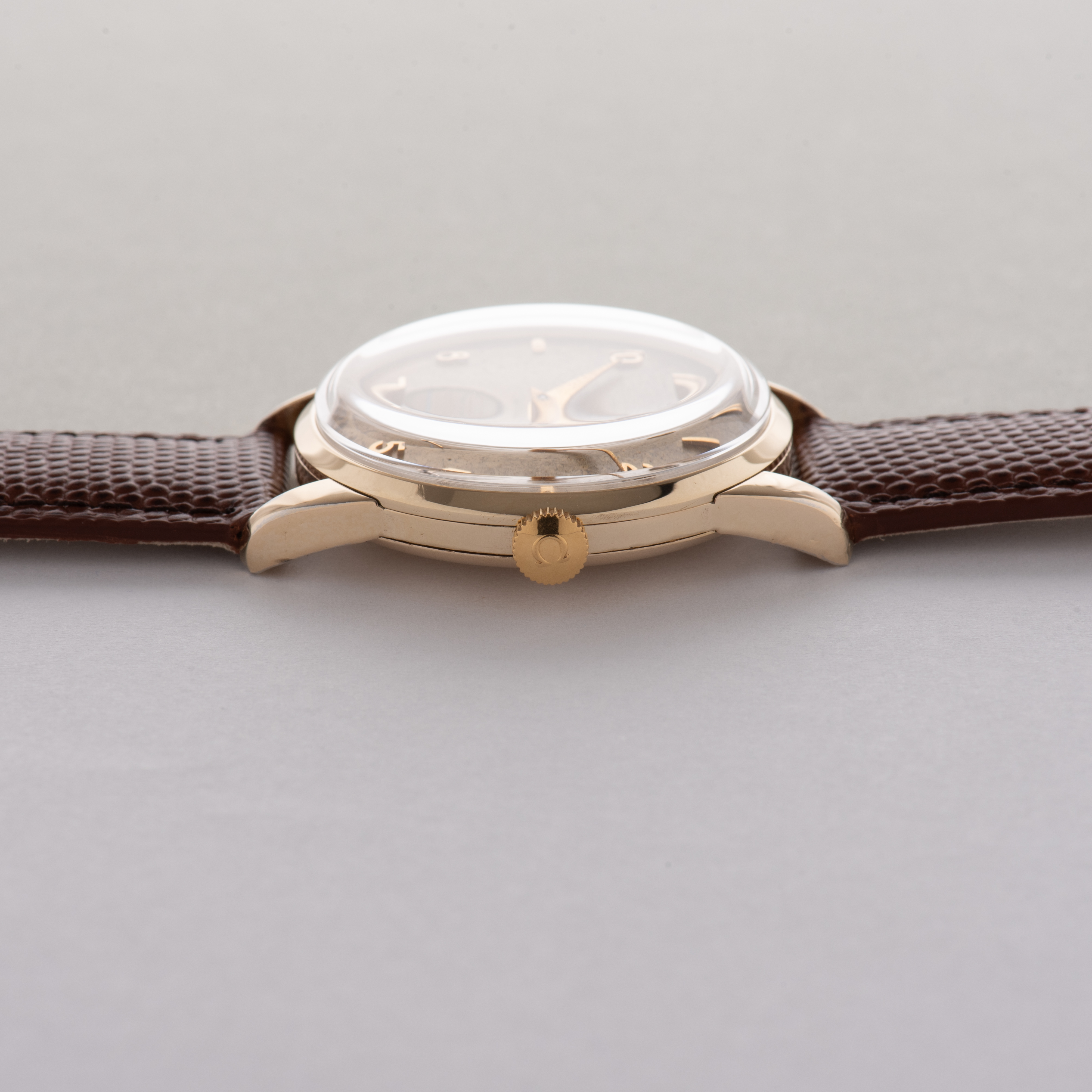 Zicht op Omega Dress Small Seconds Cal 265 from 1950 Réf 2497-2