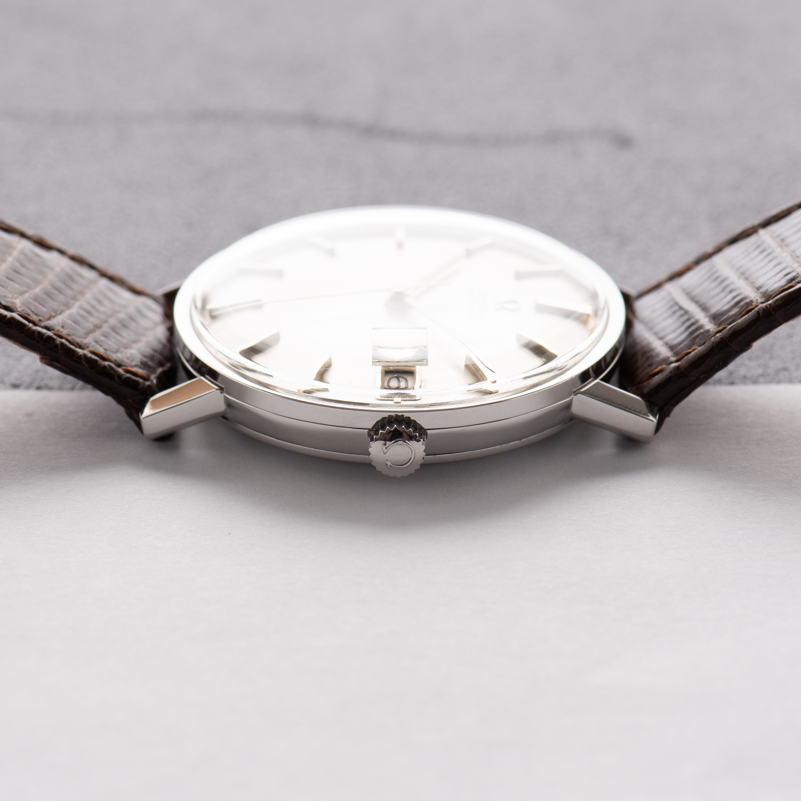 Vue de Omega Automatic Date Dress Watch – Réf. 162.009 – 1964