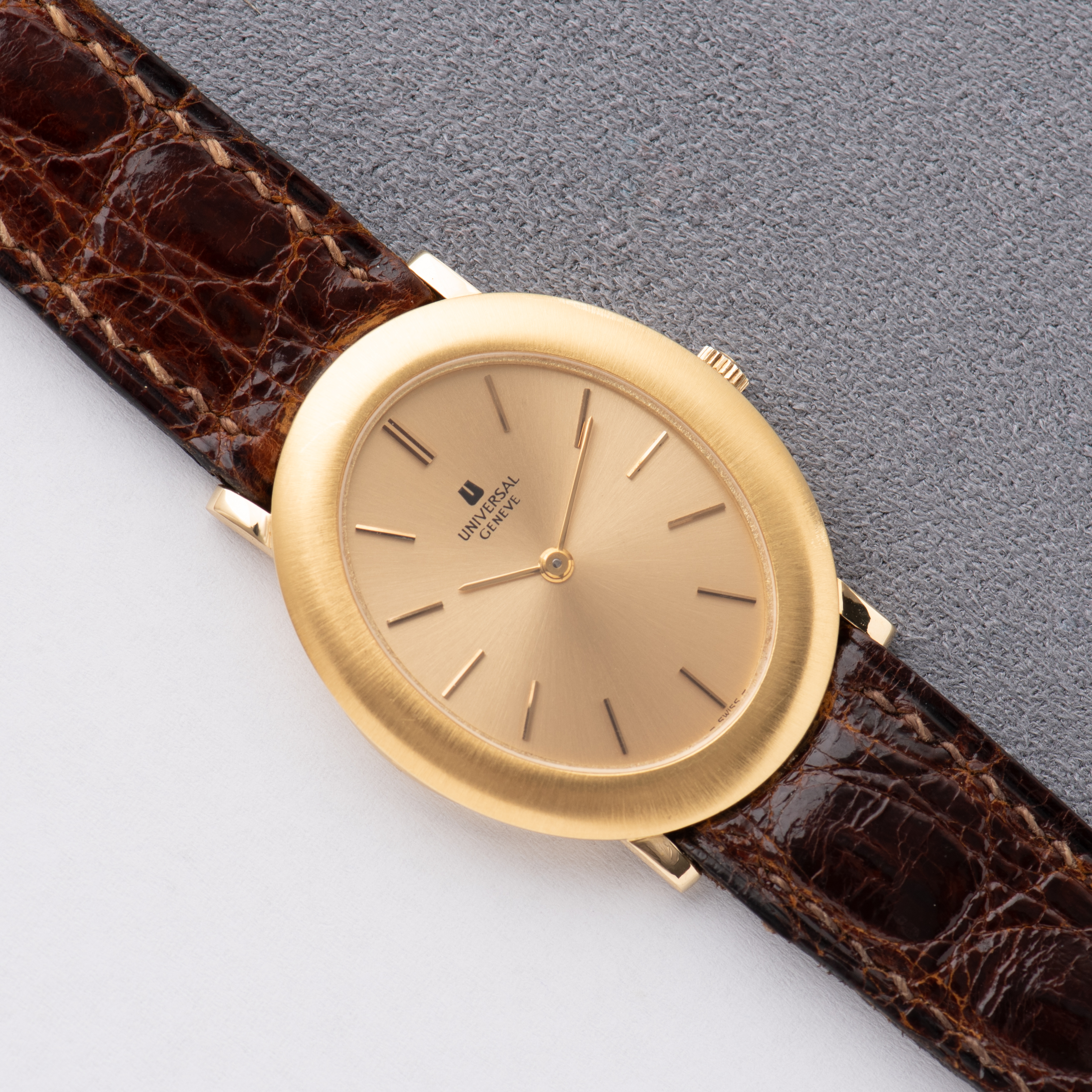 View of Universal Genève Ellipse Micro-Rotor cal 2-66 Gold 18K New Old Stock